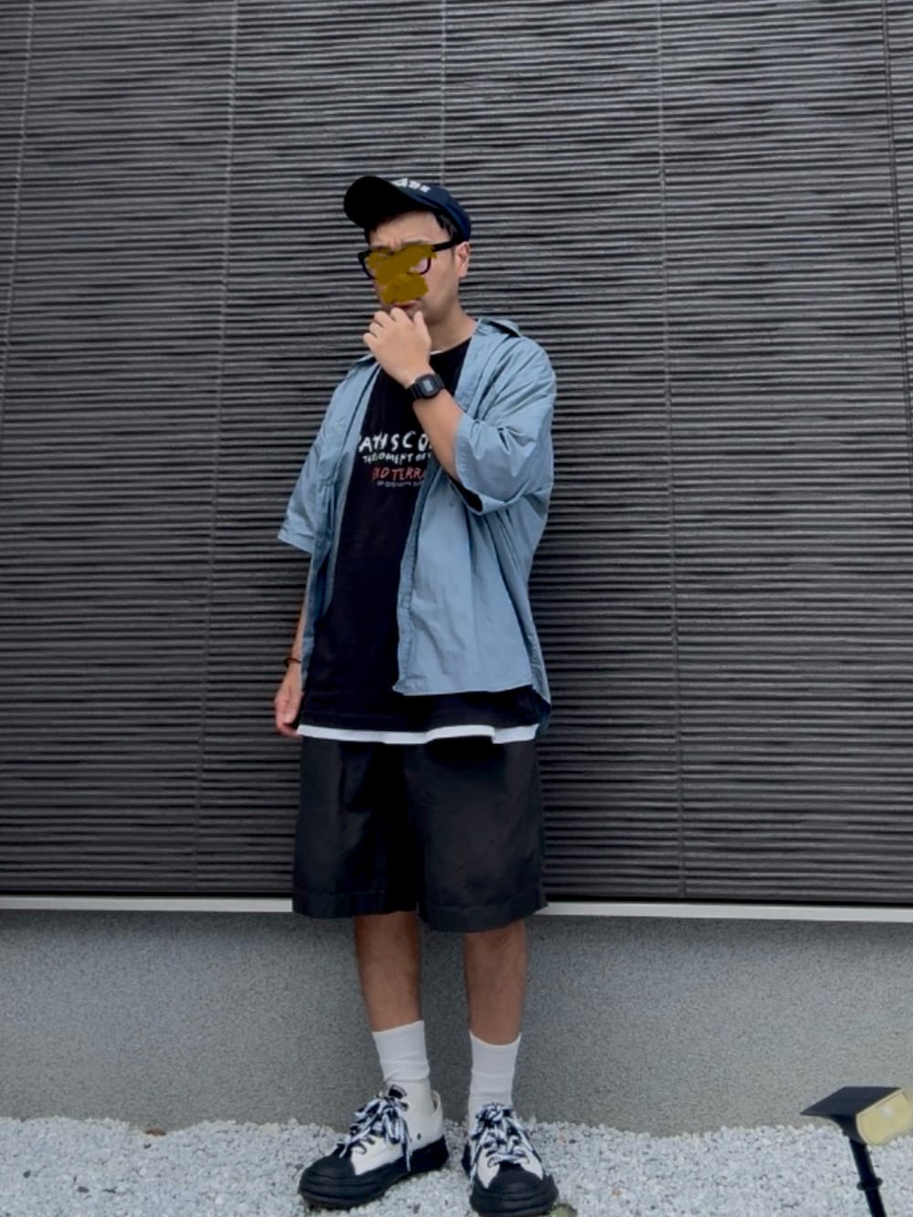 ブラック系のTシャツ/カットソー、ブルー系のシャツ/ブラウス、グリーン系のその他パンツを着用したメンズの夏コーディネートの2枚目の写真
