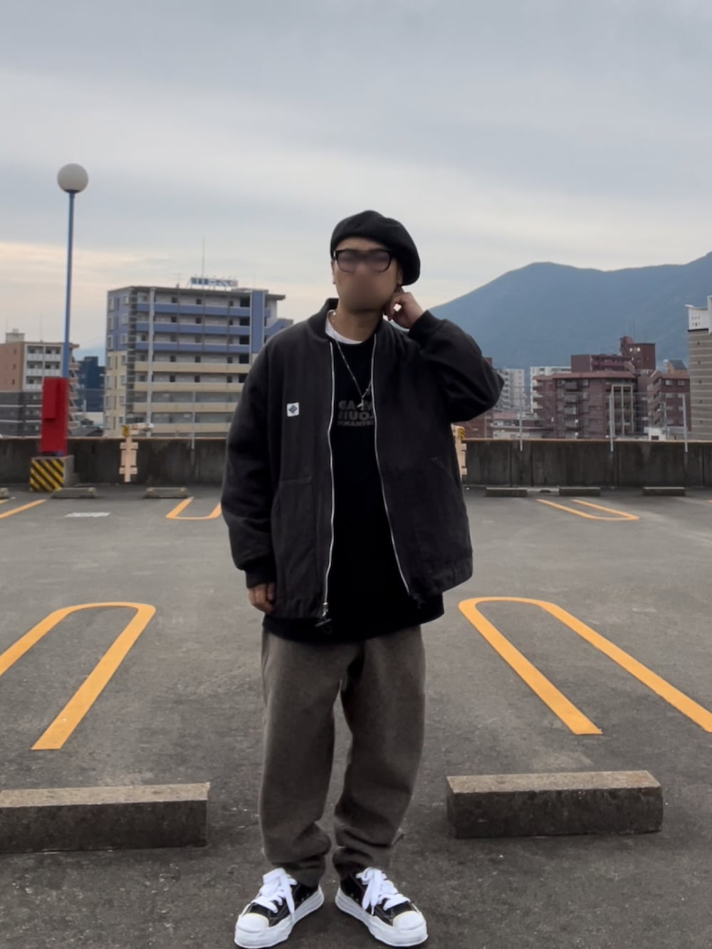 ブラック系のスニーカー、ブラウン系のその他パンツ、ブラック系のブルゾンを着用したメンズの秋コーディネートの2枚目の写真