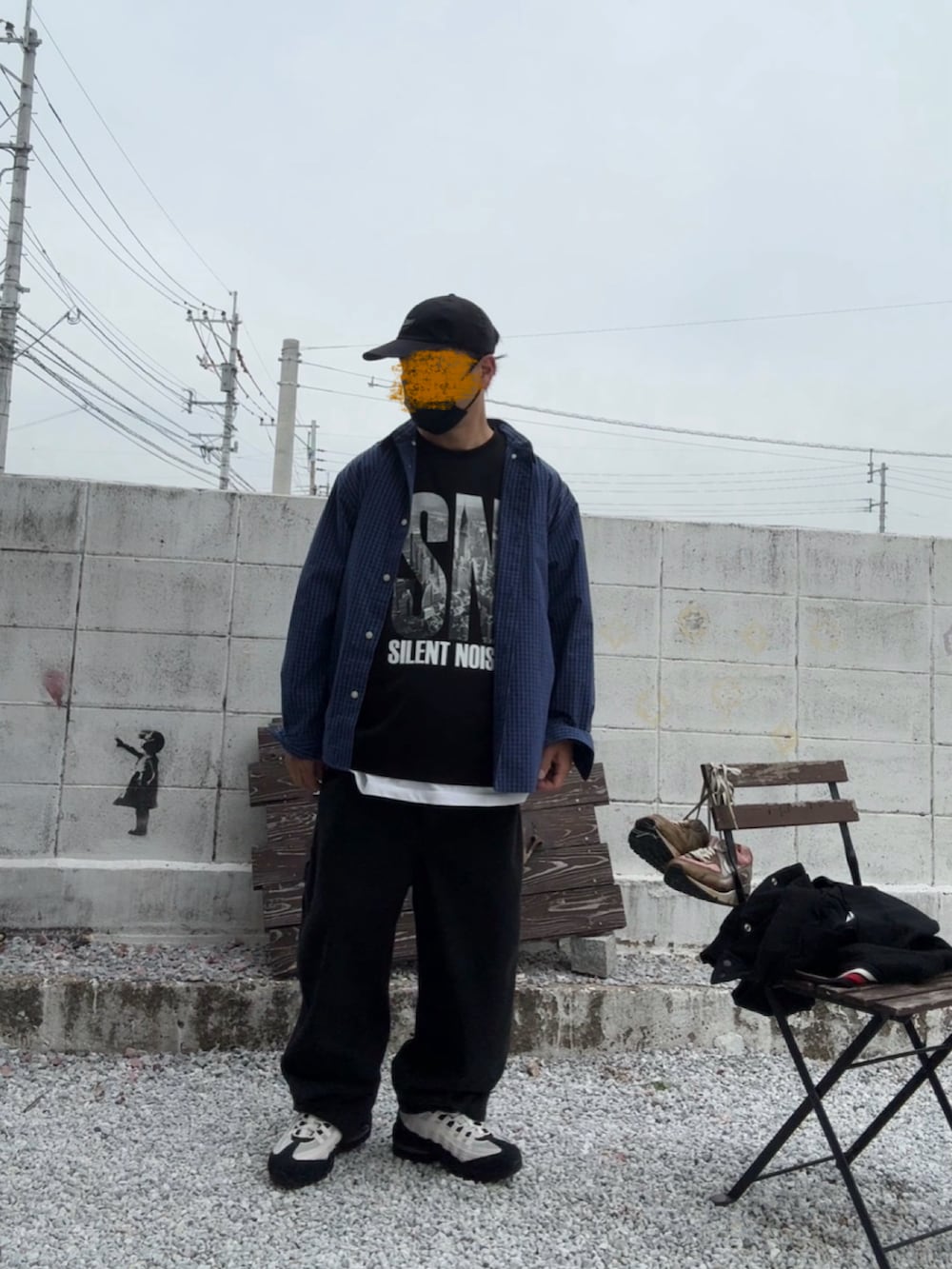 ブラック系のその他パンツ、ブルー系のシャツ/ブラウス、ブラック系のTシャツ/カットソーを着用したメンズの春コーディネートの2枚目の写真