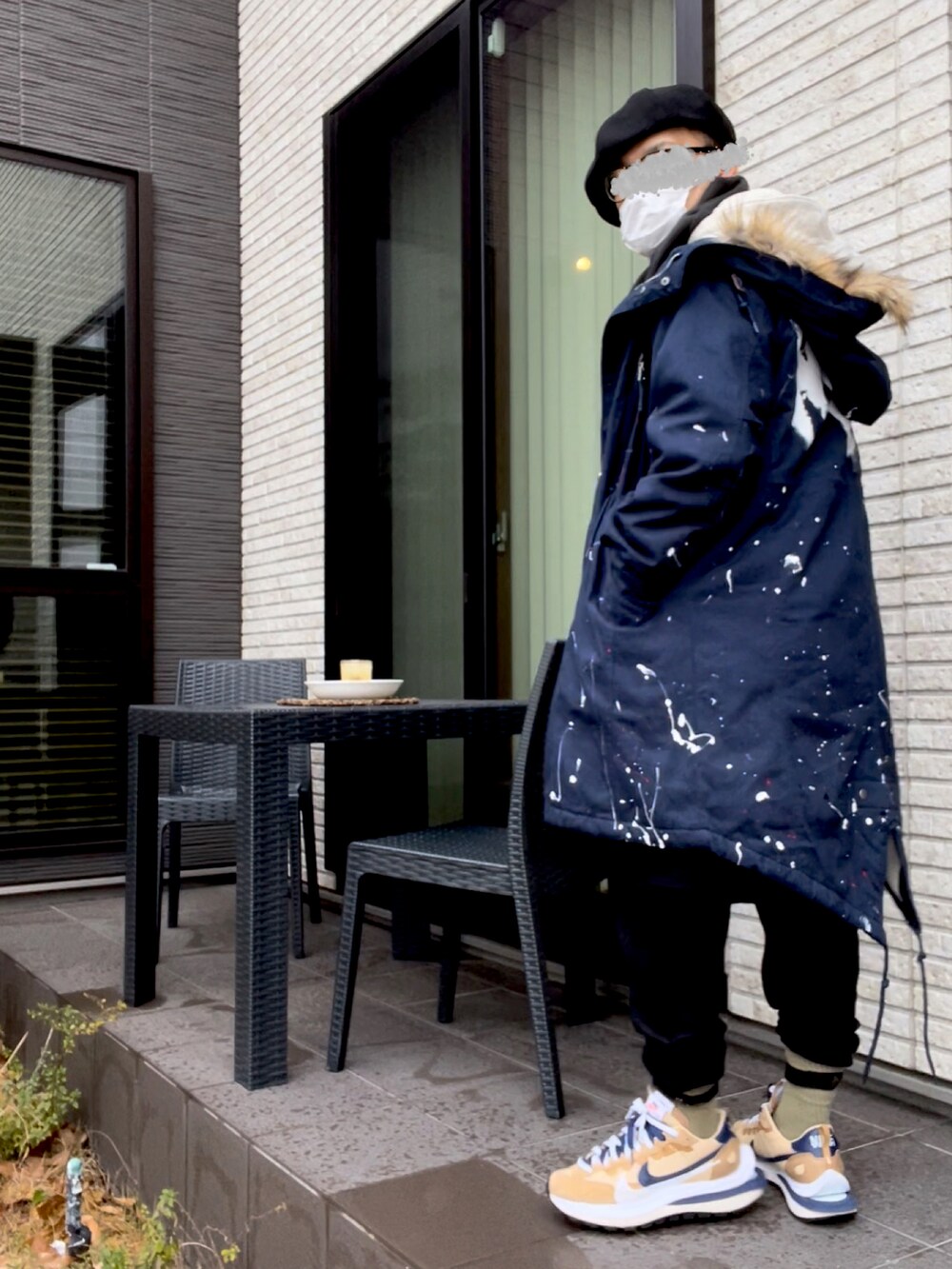 ブラック系のスウェットパンツ、ブルー系のモッズコート、ベージュ系のスニーカーを着用したメンズの冬コーディネートの2枚目の写真
