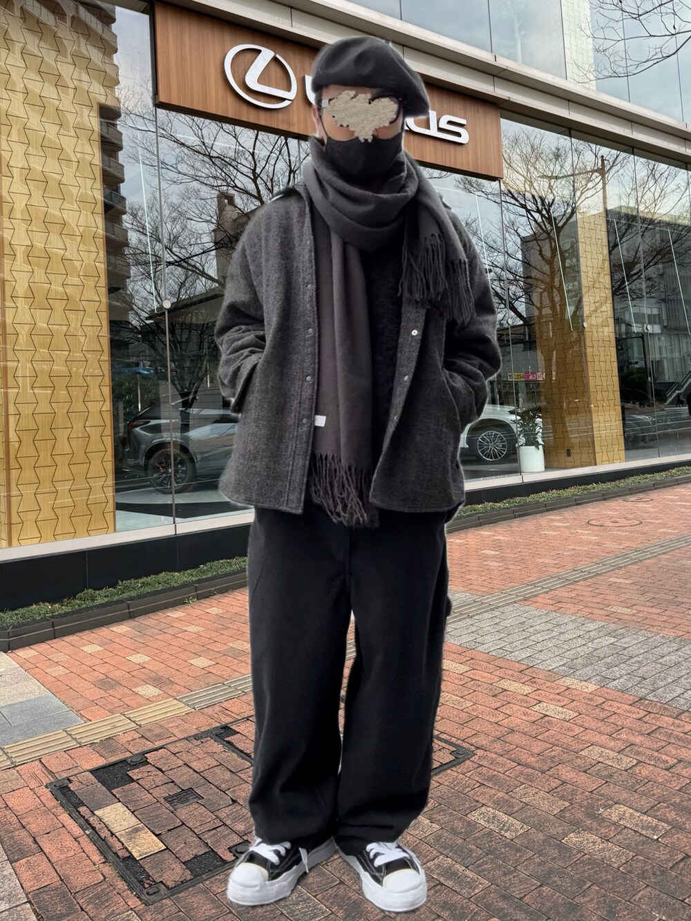 ブラウン系のニット/セーター、ブラック系のスニーカー、ブラック系のキャスケットを着用したメンズの冬コーディネートの2枚目の写真