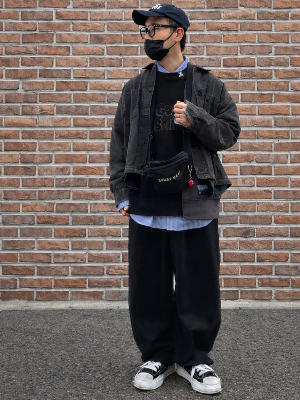 ブラック系のスニーカー、ブラック系のスウェット、ブルー系のシャツ/ブラウスを着用したメンズの春コーディネートの2枚目の写真