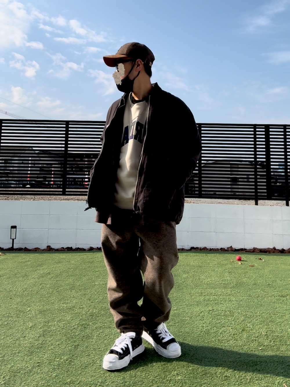 ベージュ系のスウェット、グレー系のシャツ/ブラウス、ブラウン系のブルゾンを着用したメンズの冬コーディネートの2枚目の写真