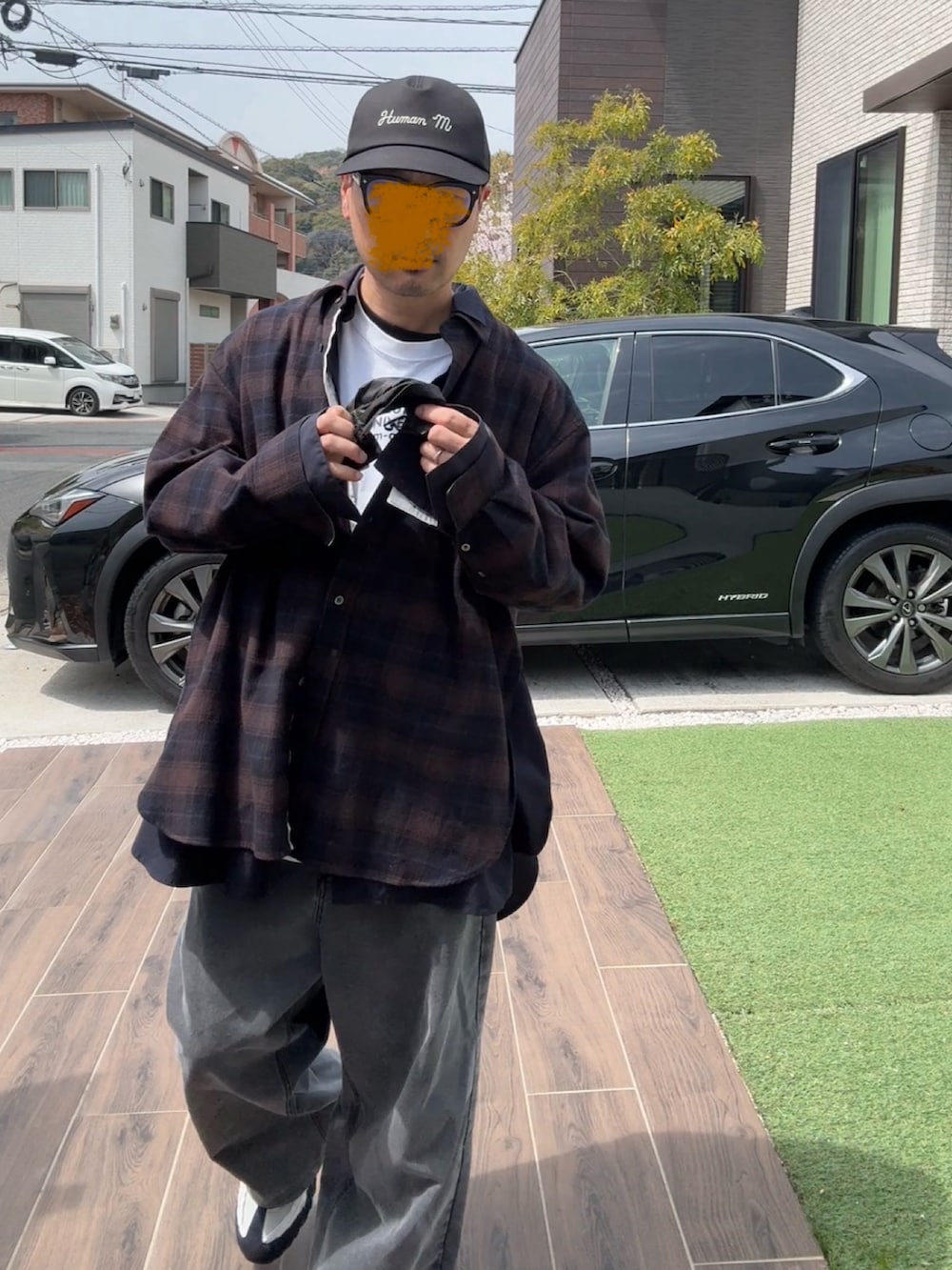グレー系のデニムパンツ、ブラウン系のシャツ/ブラウス、ホワイト系のスニーカーを着用したメンズの春コーディネートの3枚目の写真