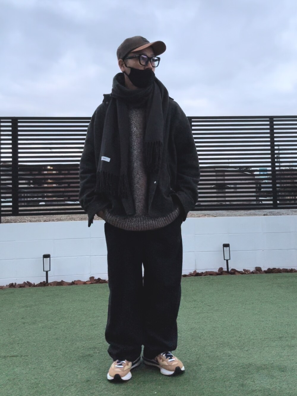 ブラウン系のブルゾン、ブラウン系のニット/セーター、ブラック系のその他パンツを着用したメンズの冬コーディネートの2枚目の写真