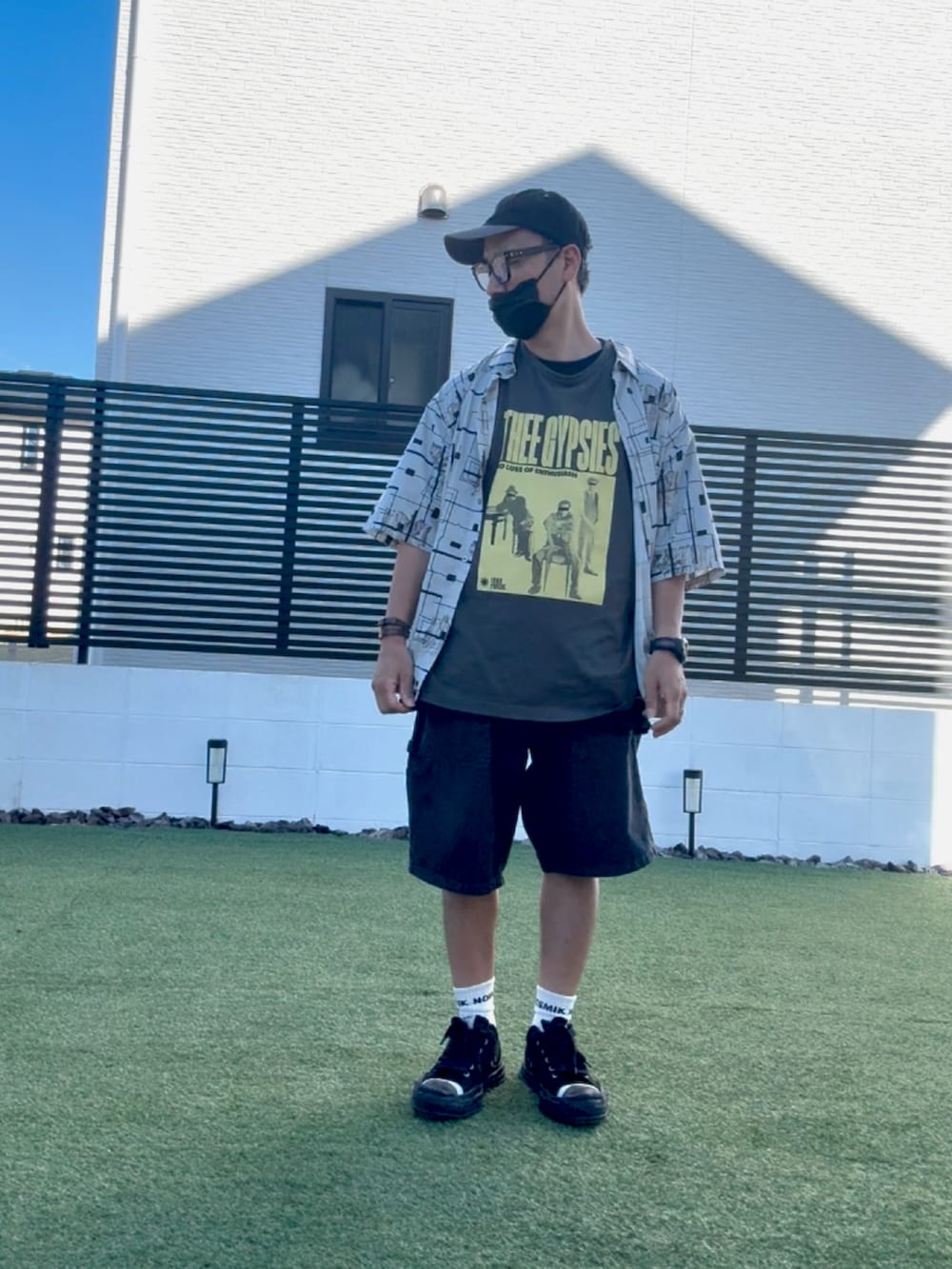 グレー系のシャツ/ブラウス、ブラック系のデニムパンツ、ブラック系のスニーカーを着用したメンズの夏コーディネートの2枚目の写真