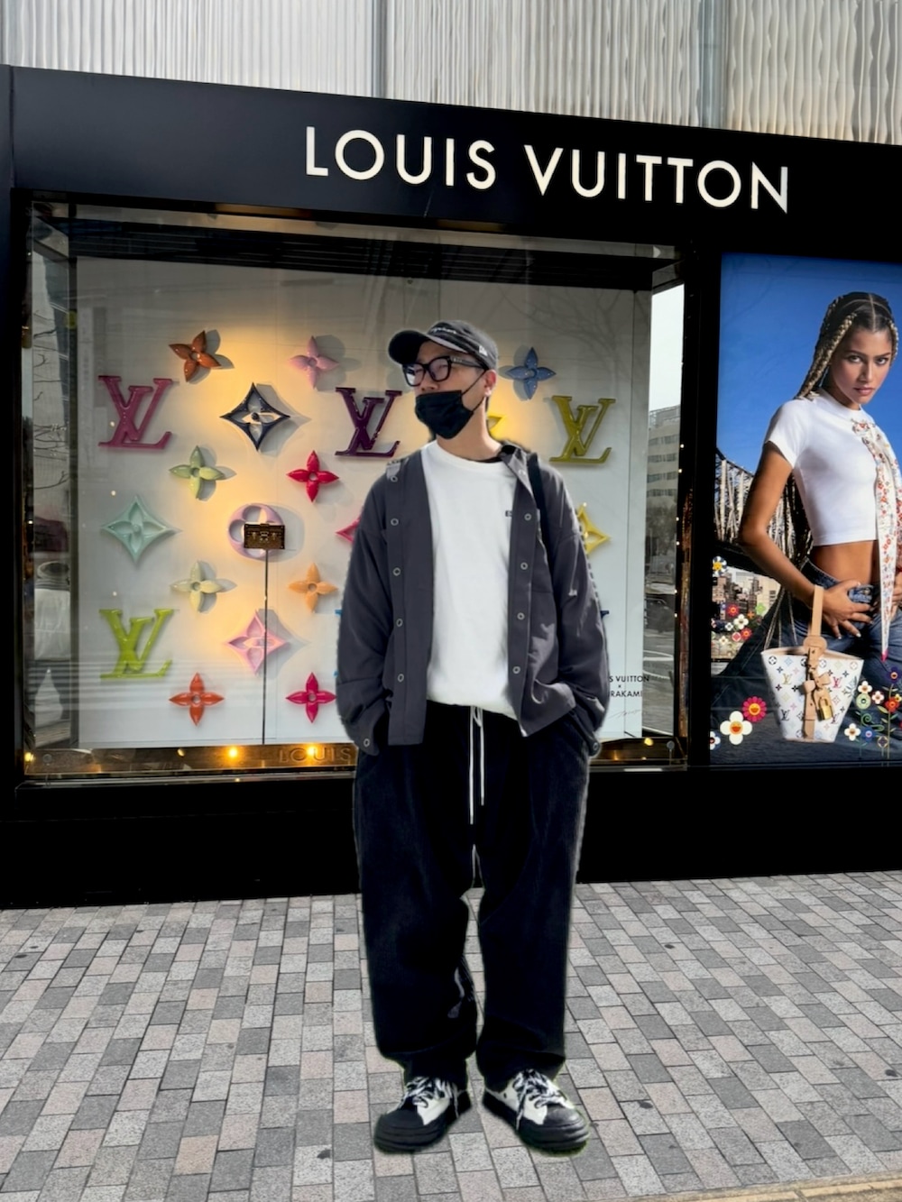 ホワイト系のTシャツ/カットソー、ブラック系のブルゾン、ブラック系のその他パンツを着用したメンズの秋コーディネートの2枚目の写真