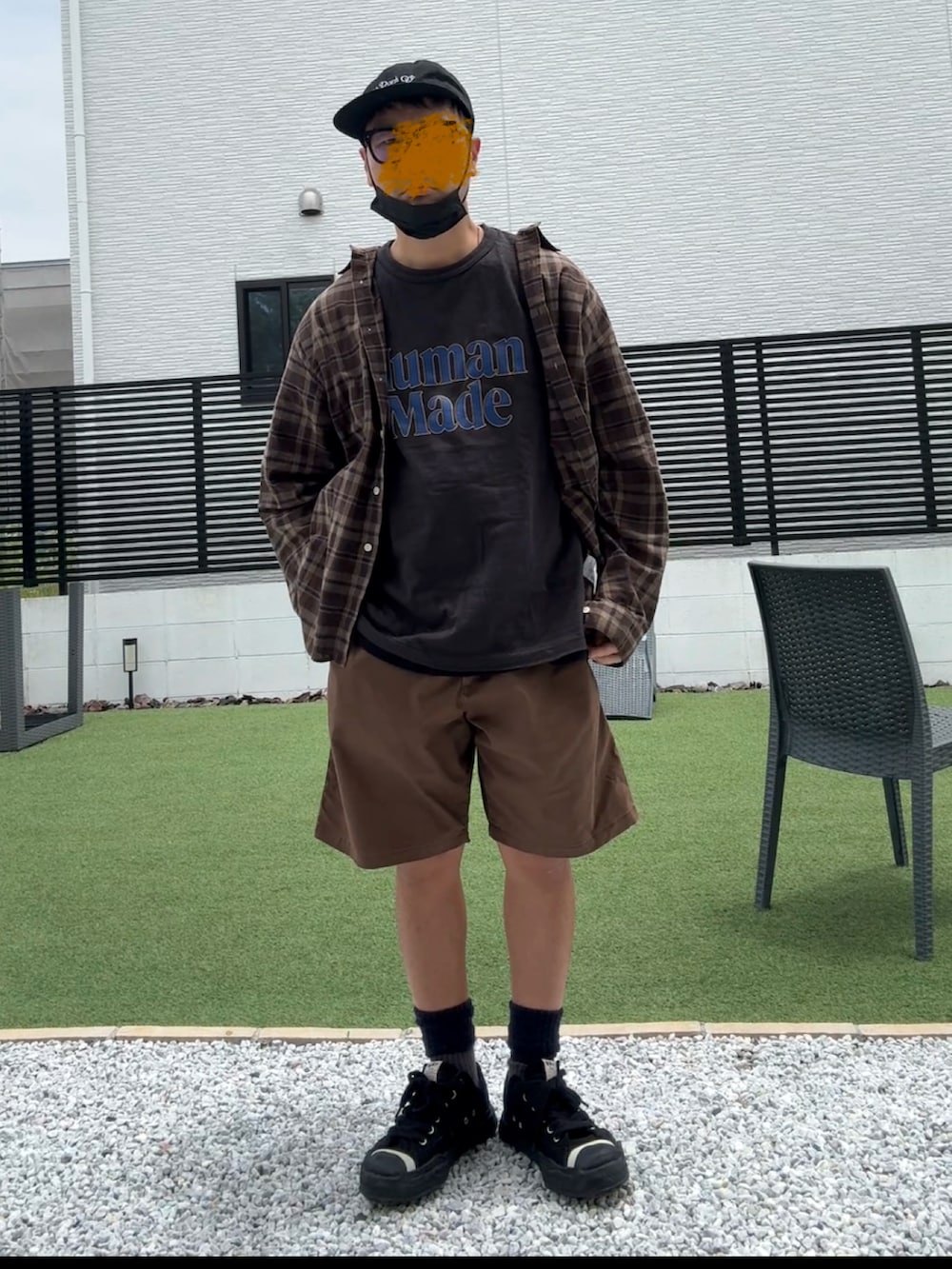 ブラウン系のシャツ/ブラウス、ブラック系のスニーカー、ブラック系のTシャツ/カットソーを着用したメンズの夏コーディネートの3枚目の写真