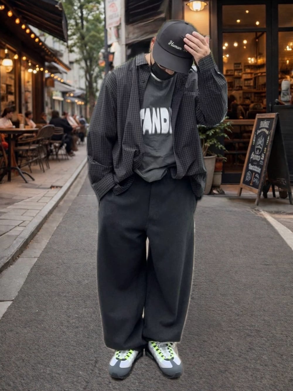 ブラック系のTシャツ/カットソー、ブラック系のシャツ/ブラウス、ブラック系のスウェットパンツを着用したメンズの春コーディネートの2枚目の写真