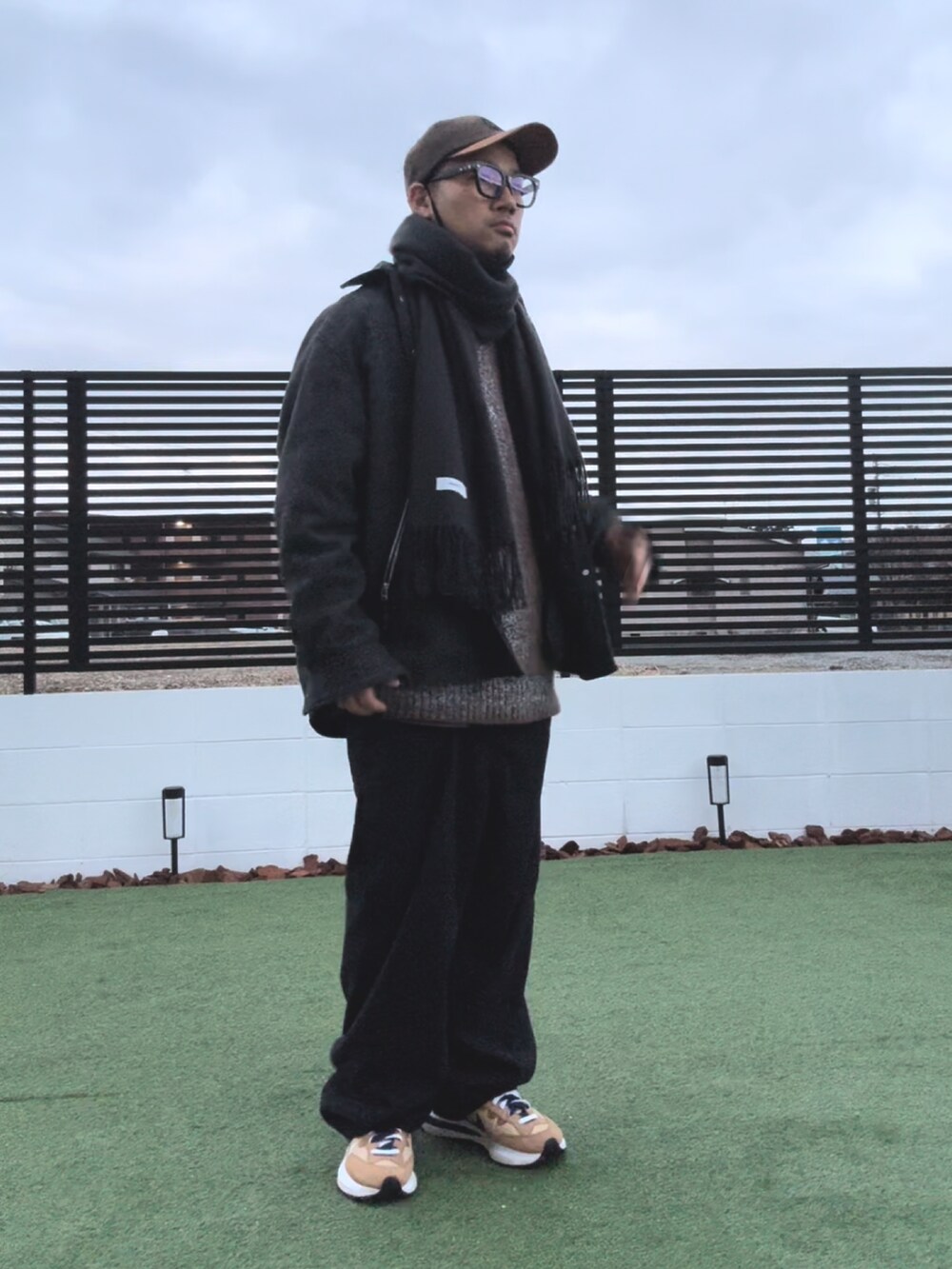 ブラウン系のブルゾン、ブラウン系のニット/セーター、ブラック系のその他パンツを着用したメンズの冬コーディネートの3枚目の写真