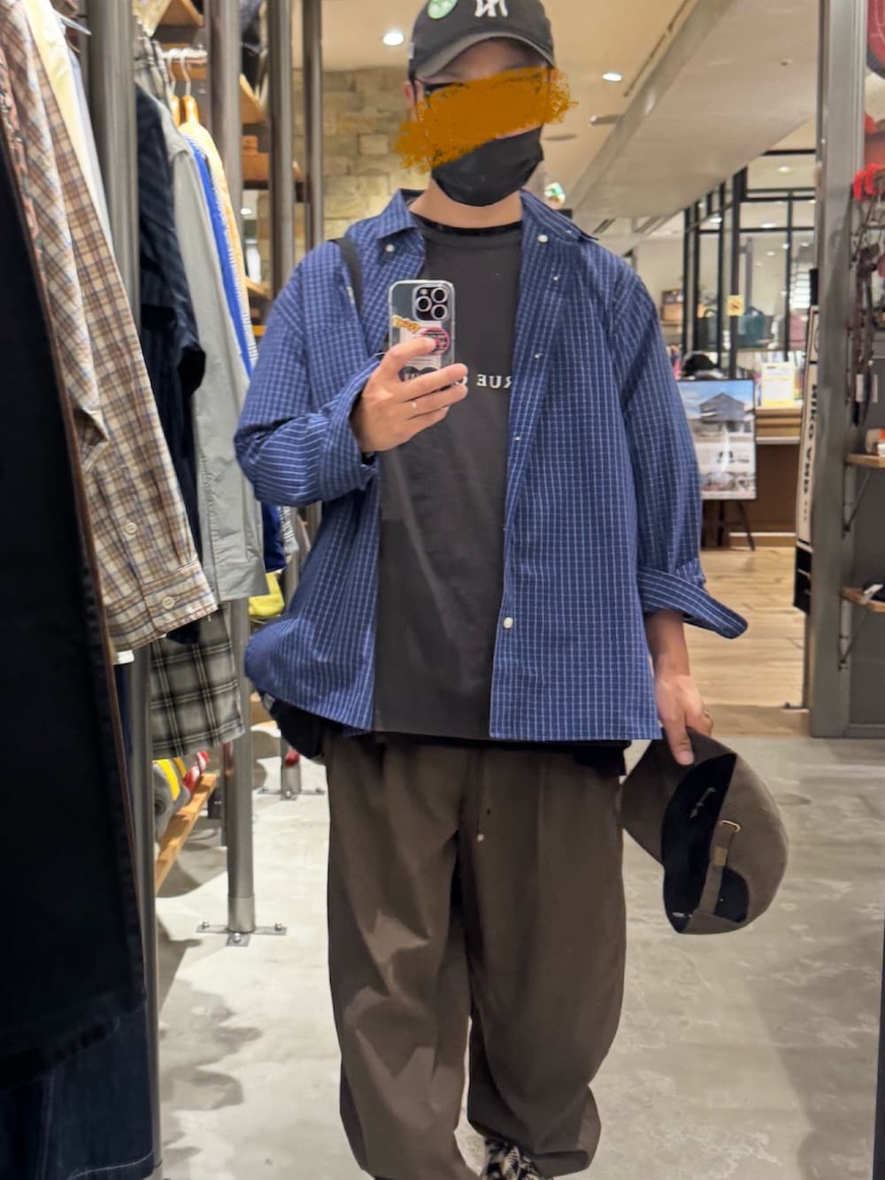 ブルー系のシャツ/ブラウス、グレー系のTシャツ/カットソー、ブラウン系のその他パンツを着用したメンズの夏コーディネートの3枚目の写真
