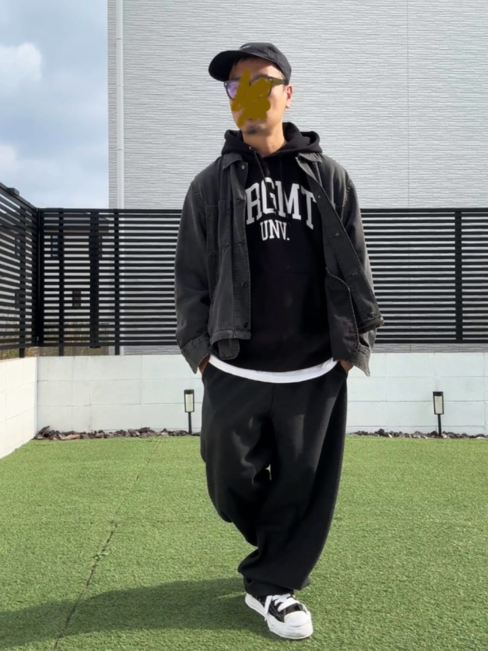 ブラック系のスニーカー、ブラック系のパーカー、ブラック系のモッズコートを着用したメンズの冬コーディネートの2枚目の写真