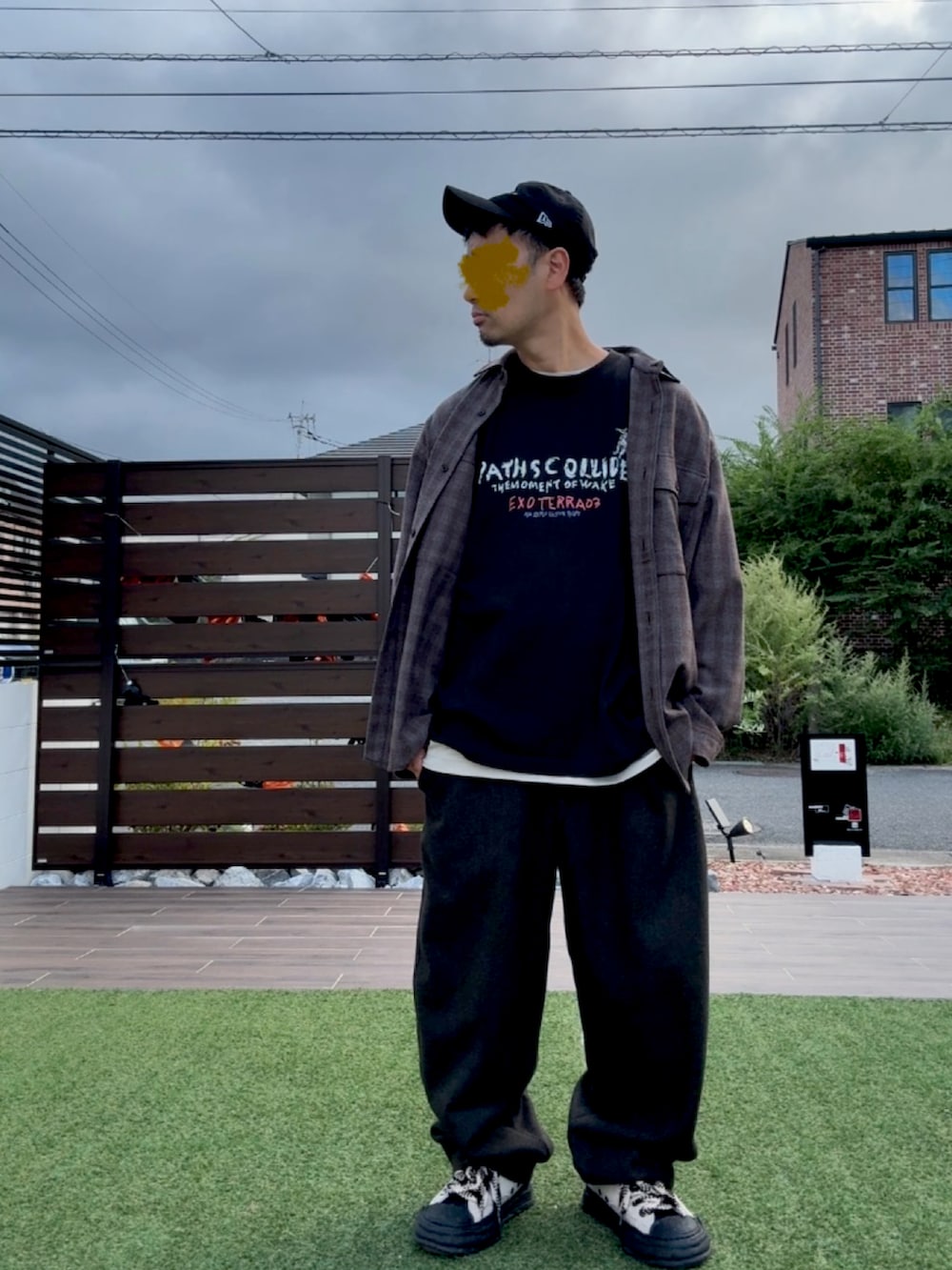 ブラック系のTシャツ/カットソー、グレー系のシャツ/ブラウス、ブラウン系のスウェットパンツを着用したメンズの秋コーディネートの3枚目の写真