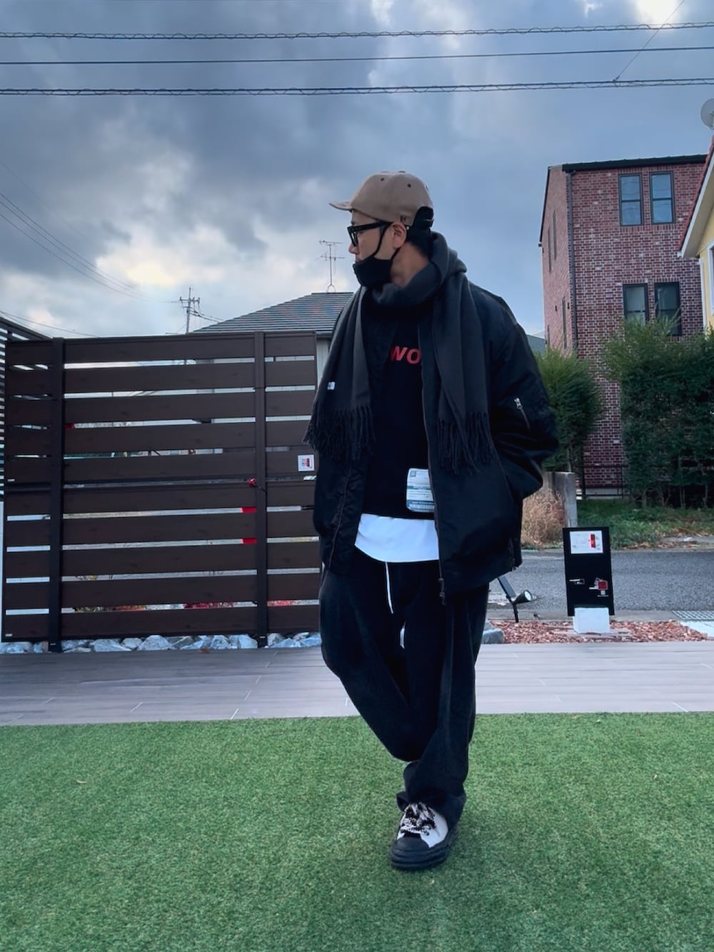 ブラック系のMA-1、ブラック系のその他パンツ、ベージュ系のスニーカーを着用したメンズの冬コーディネートの3枚目の写真