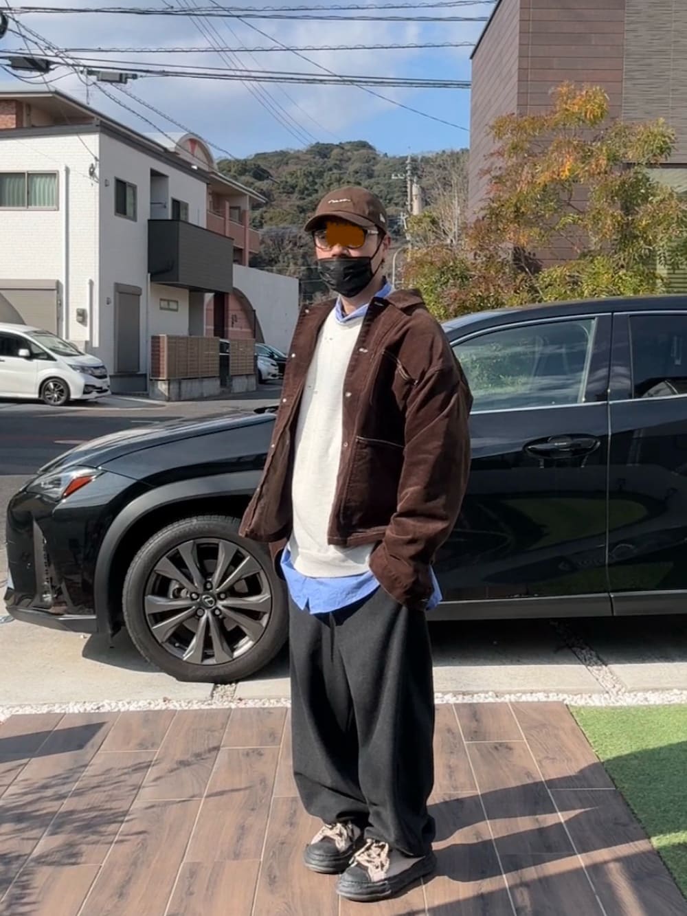 ブラウン系のブルゾン、ブルー系のシャツ/ブラウス、グレー系のスウェットを着用したメンズの冬コーディネートの2枚目の写真