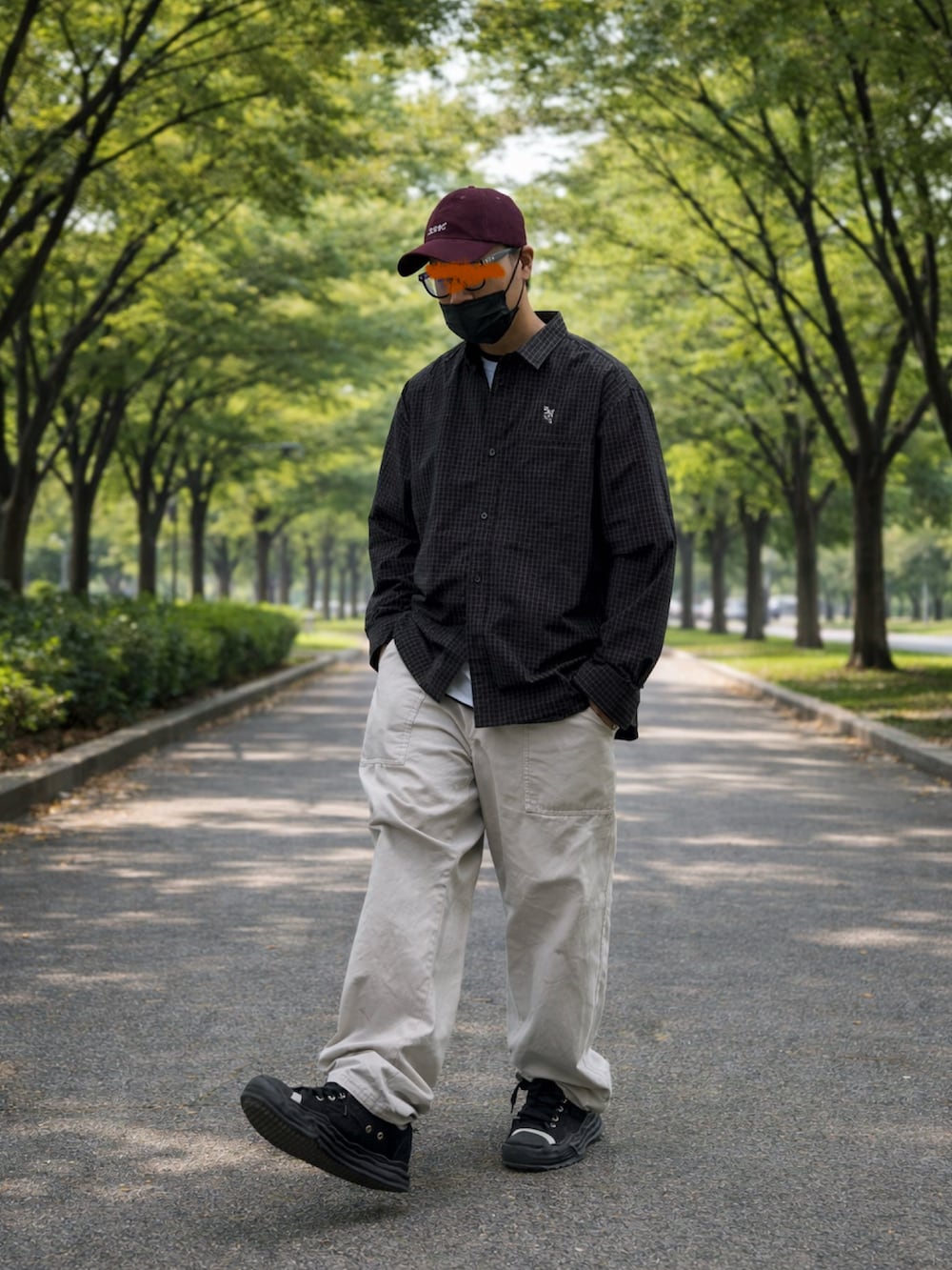 ベージュ系のその他パンツ、ブラック系のスニーカー、ブラック系のシャツ/ブラウスを着用したメンズの春コーディネートの2枚目の写真