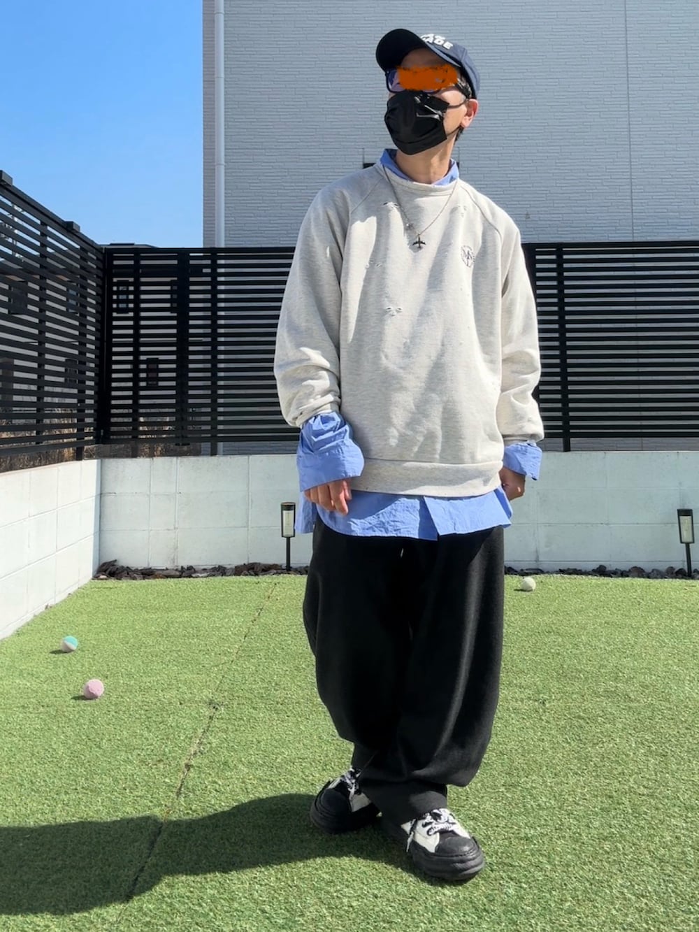 ブルー系のシャツ/ブラウス、ホワイト系のスウェット、ブラック系のスウェットパンツを着用したメンズの春コーディネートの2枚目の写真