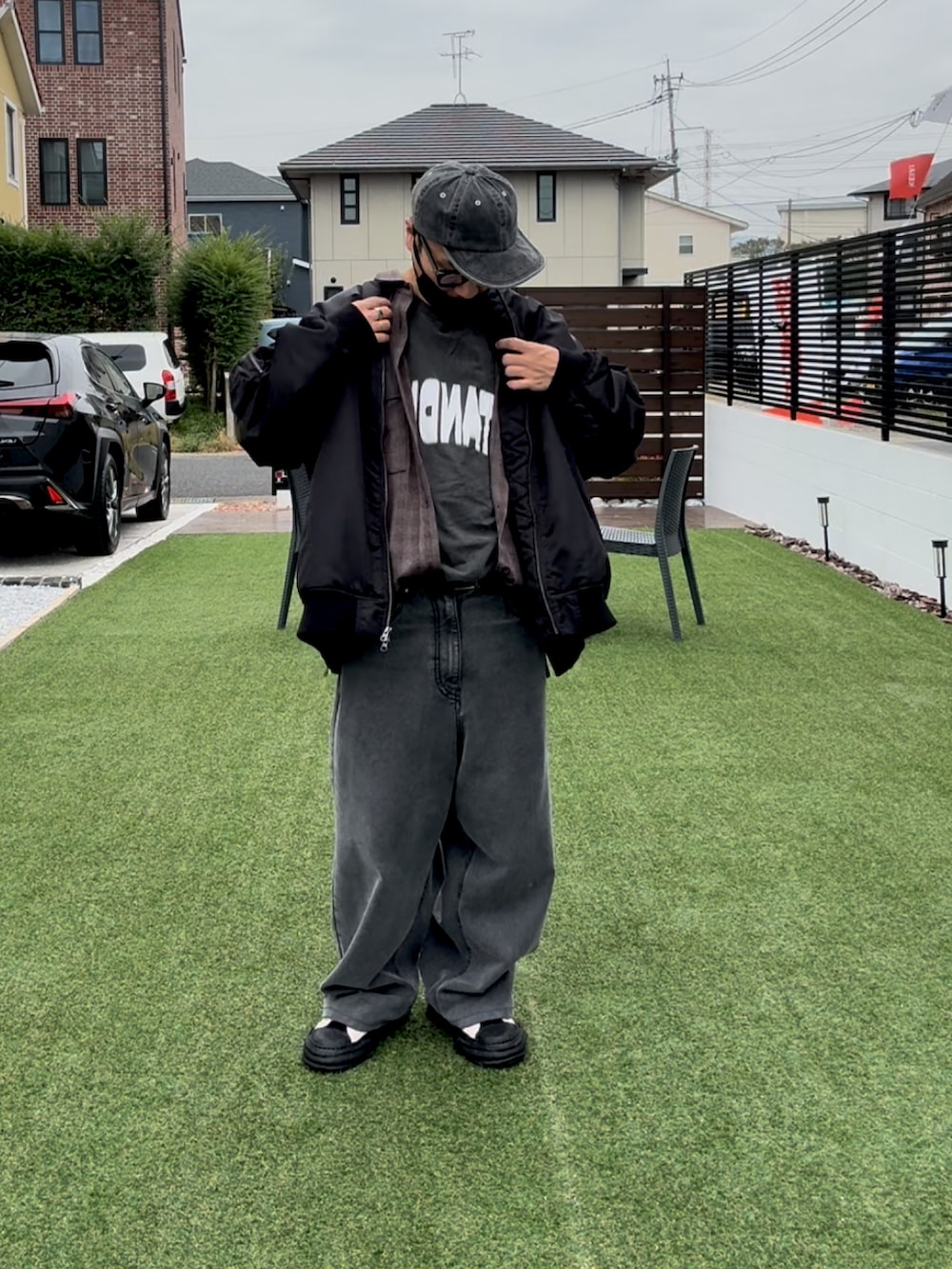 ブラック系のMA-1、グレー系のシャツ/ブラウス、ホワイト系のTシャツ/カットソーを着用したメンズの秋コーディネートの3枚目の写真