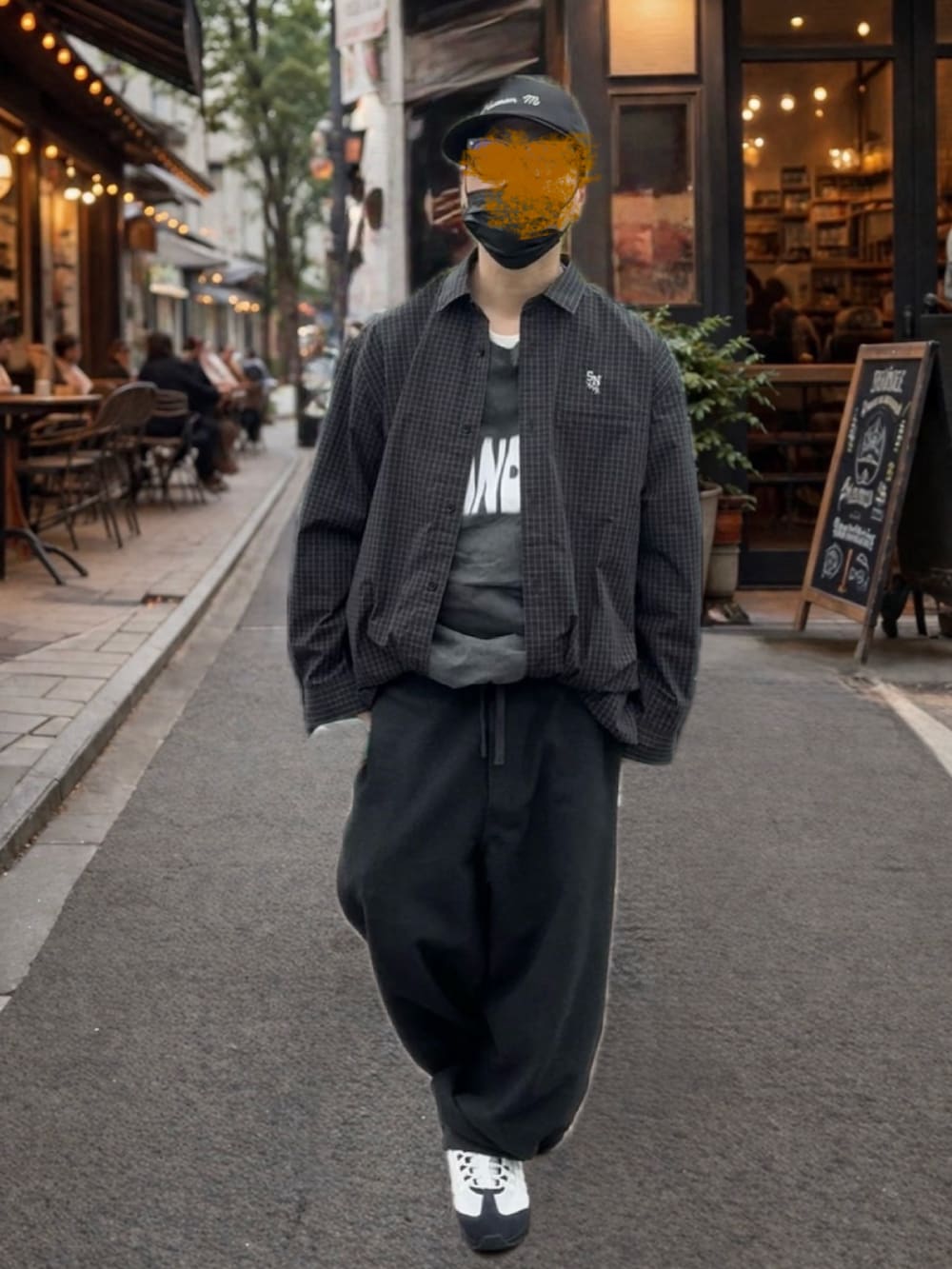 ブラック系のTシャツ/カットソー、ブラック系のシャツ/ブラウス、ブラック系のスウェットパンツを着用したメンズの春コーディネートの3枚目の写真