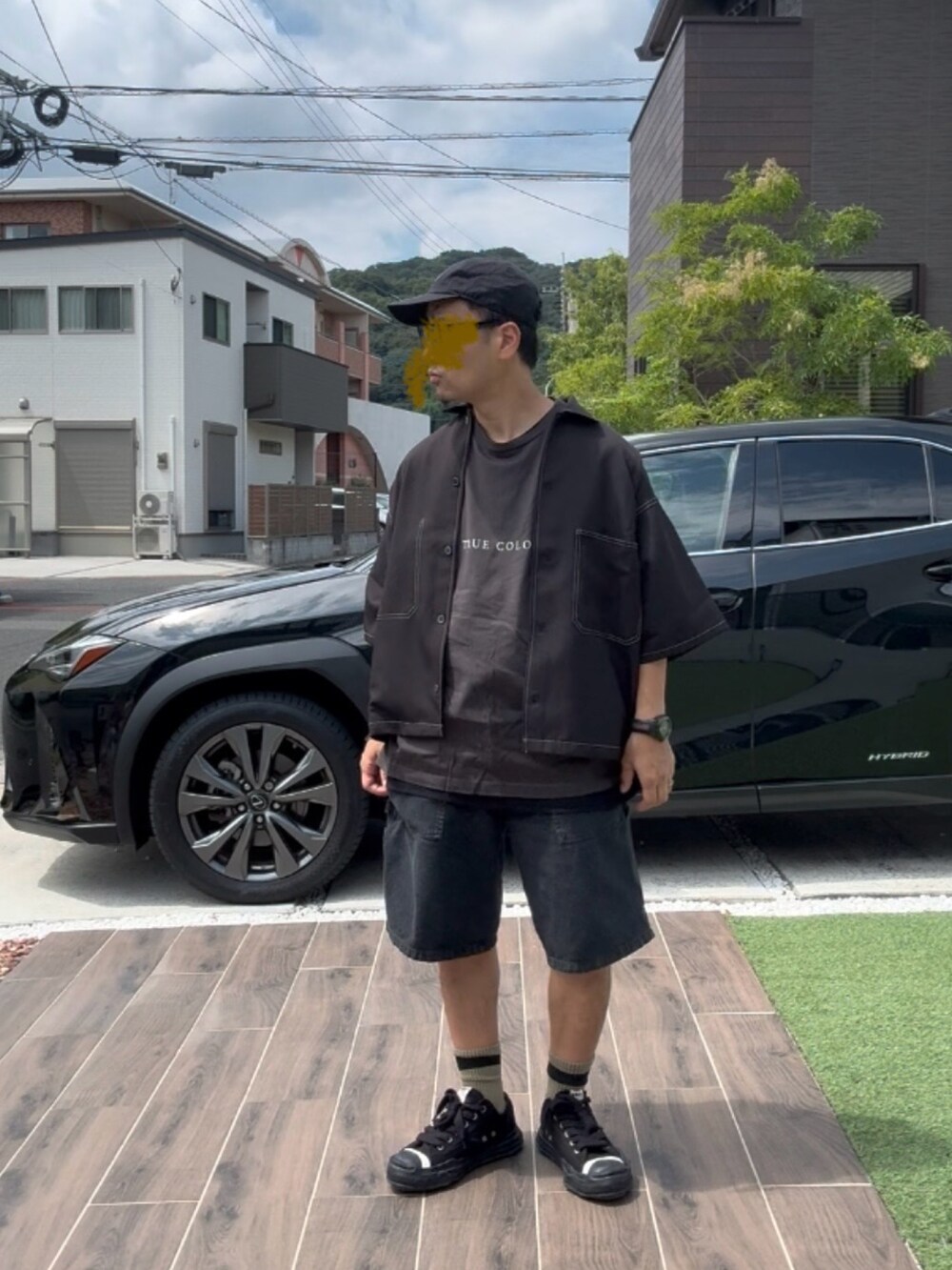 ブラック系のシャツ/ブラウス、ブラック系のデニムパンツ、ブラック系のスニーカーを着用したメンズの秋コーディネートの2枚目の写真