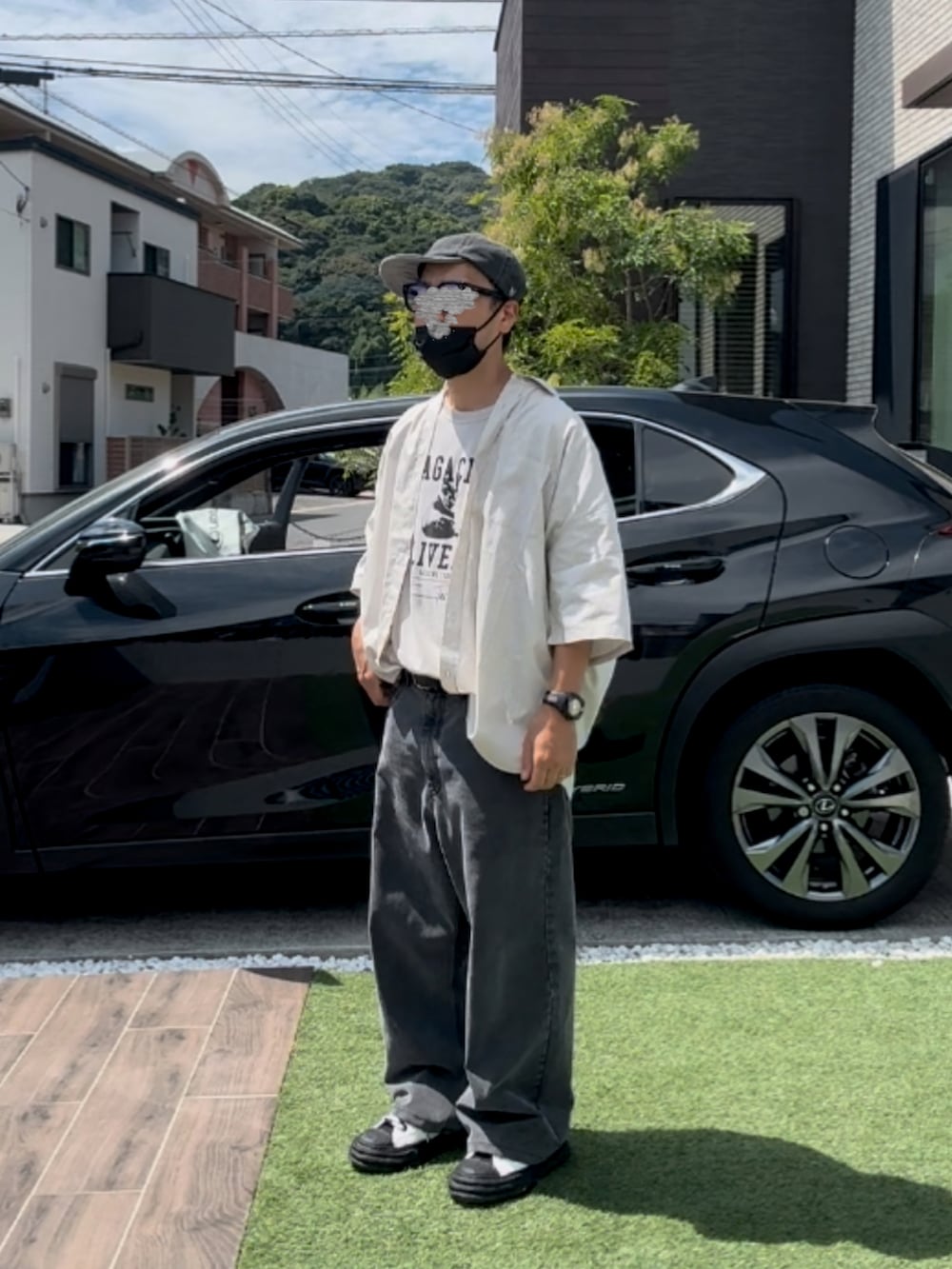 「お出かけコーデ、シャツスタイル、秋服準備はじめました、デニム、ブラックデニム、ワイドパンツ、オトナカジュアル、スニーカーコーデ、ミハラヤスヒロ(MIHARAYASUHIRO)、ビッグシルエット、韓国ファッション、40代ファッション、グレーシャツ、グレー、黒白」|「niko and...のピグメントステッチキャップ(キャップ、ブラック系)」を使った、☆m(@s@)shi★さん(メンズ・168cm)の夏コーディネートの2枚目の写真