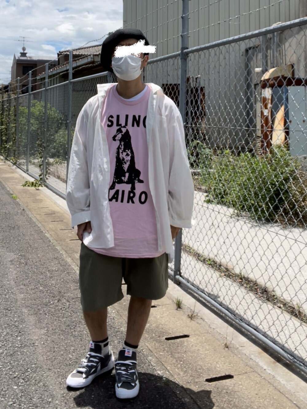 グリーン系のその他パンツ、レッド系のスニーカー、ブラック系のショルダーバッグを着用したメンズの夏コーディネートの2枚目の写真