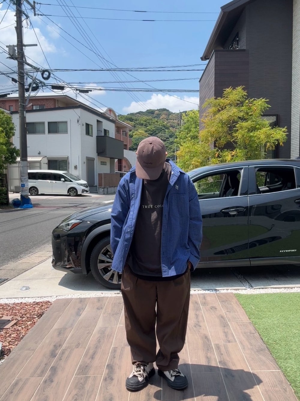 ブルー系のシャツ/ブラウス、グレー系のTシャツ/カットソー、ブラウン系のその他パンツを着用したメンズの夏コーディネートの2枚目の写真