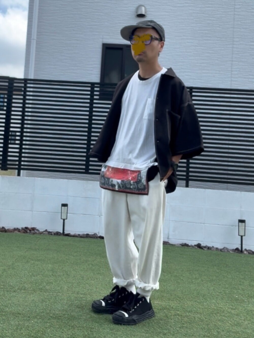 ブラック系のシャツ/ブラウス、ブラック系のスニーカー、ホワイト系のTシャツ/カットソーを着用したメンズの夏コーディネートの2枚目の写真