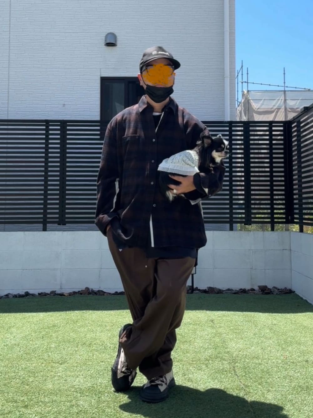 ブラウン系のシャツ/ブラウス、ブラウン系のその他パンツ、ベージュ系のスニーカーを着用したメンズの夏コーディネートの2枚目の写真