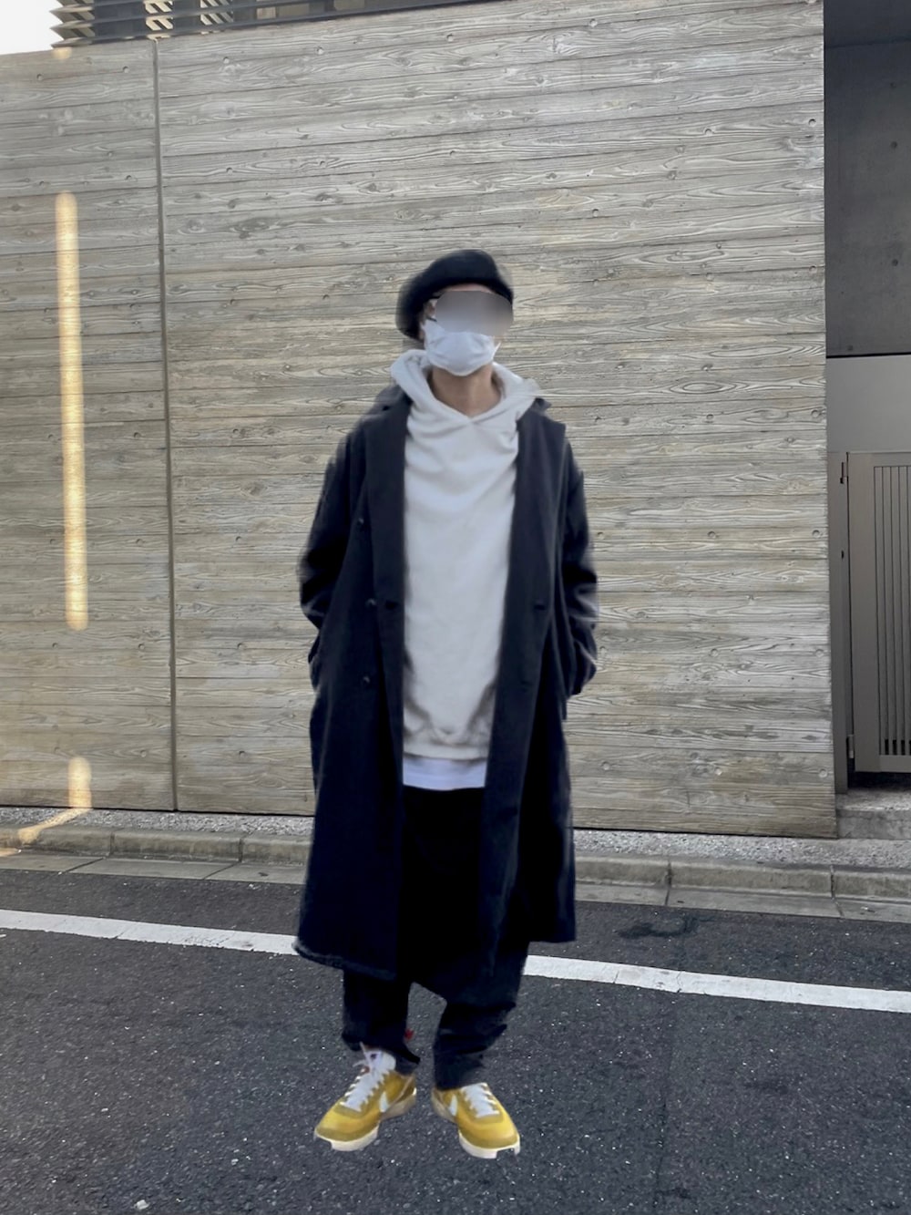 イエロー系のスニーカー、グレー系のその他パンツ、グレー系のチェスターコートを着用したメンズの冬コーディネートの2枚目の写真