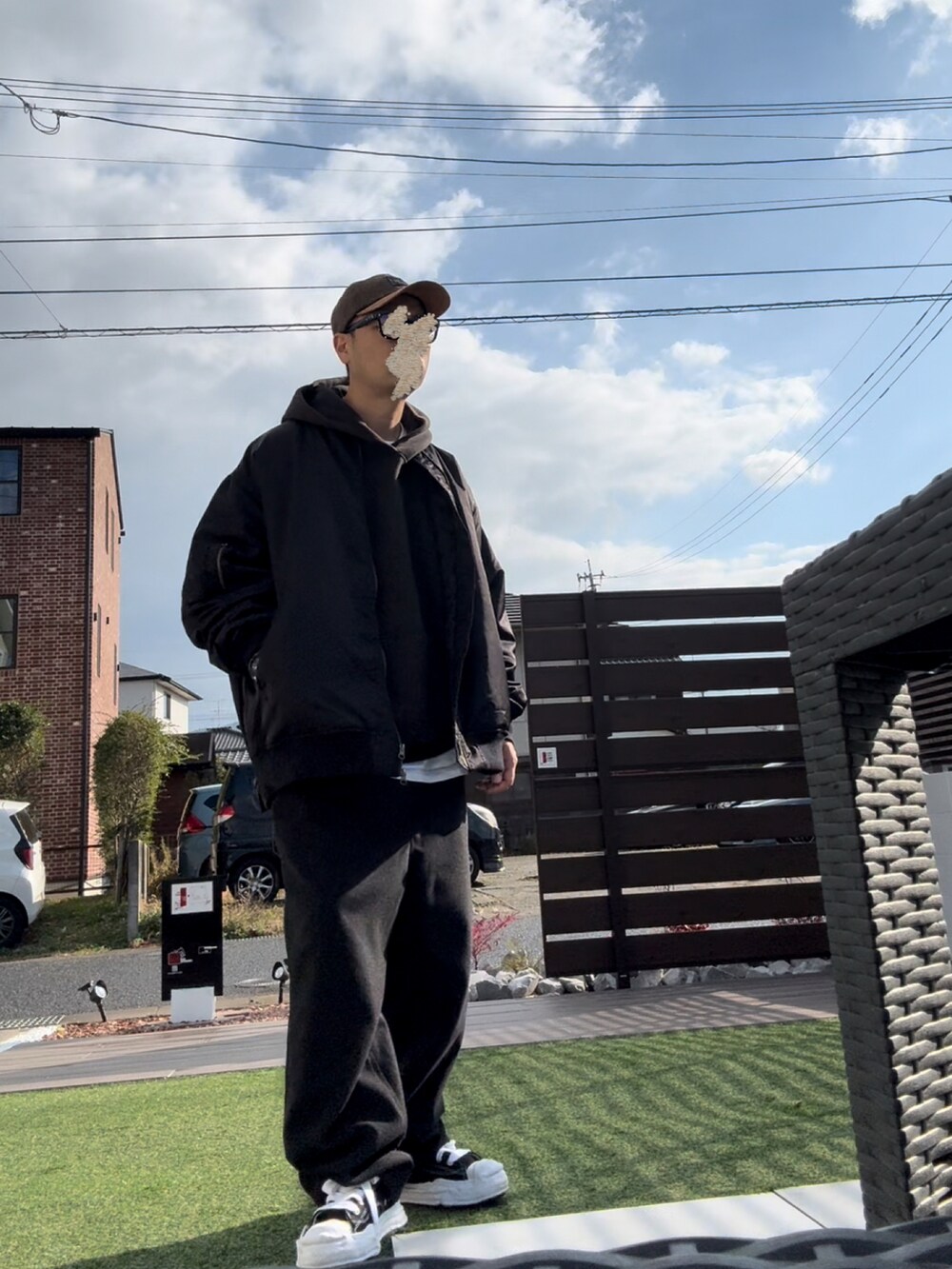 ブラック系のその他パンツ、ブラック系のスニーカー、ブラック系のMA-1を着用したメンズの冬コーディネートの2枚目の写真