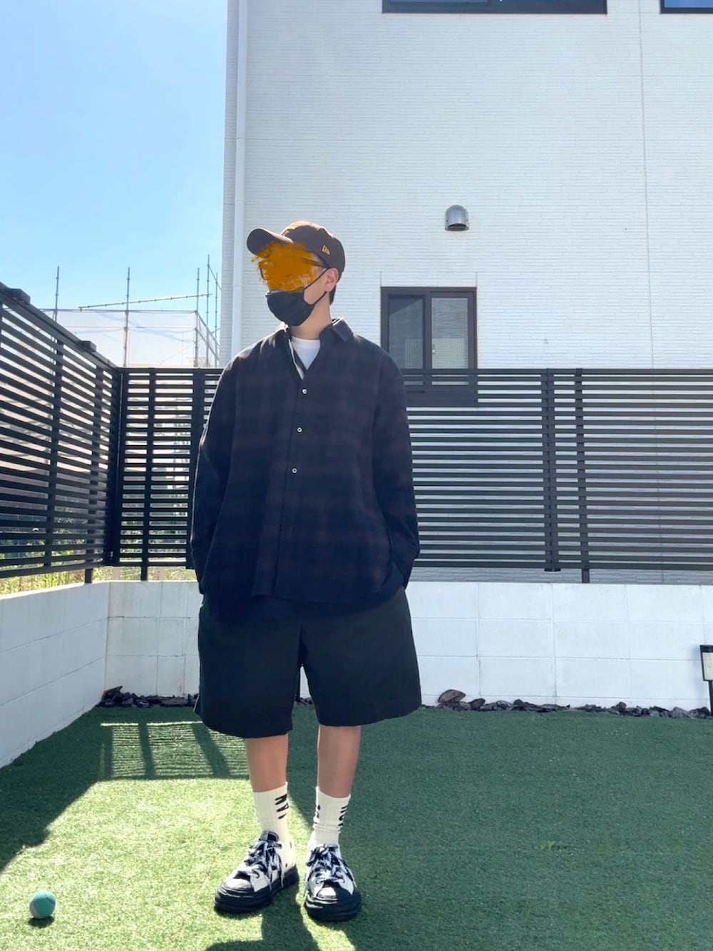 ブラウン系のシャツ/ブラウス、ホワイト系のTシャツ/カットソー、グリーン系のその他パンツを着用したメンズの夏コーディネートの2枚目の写真
