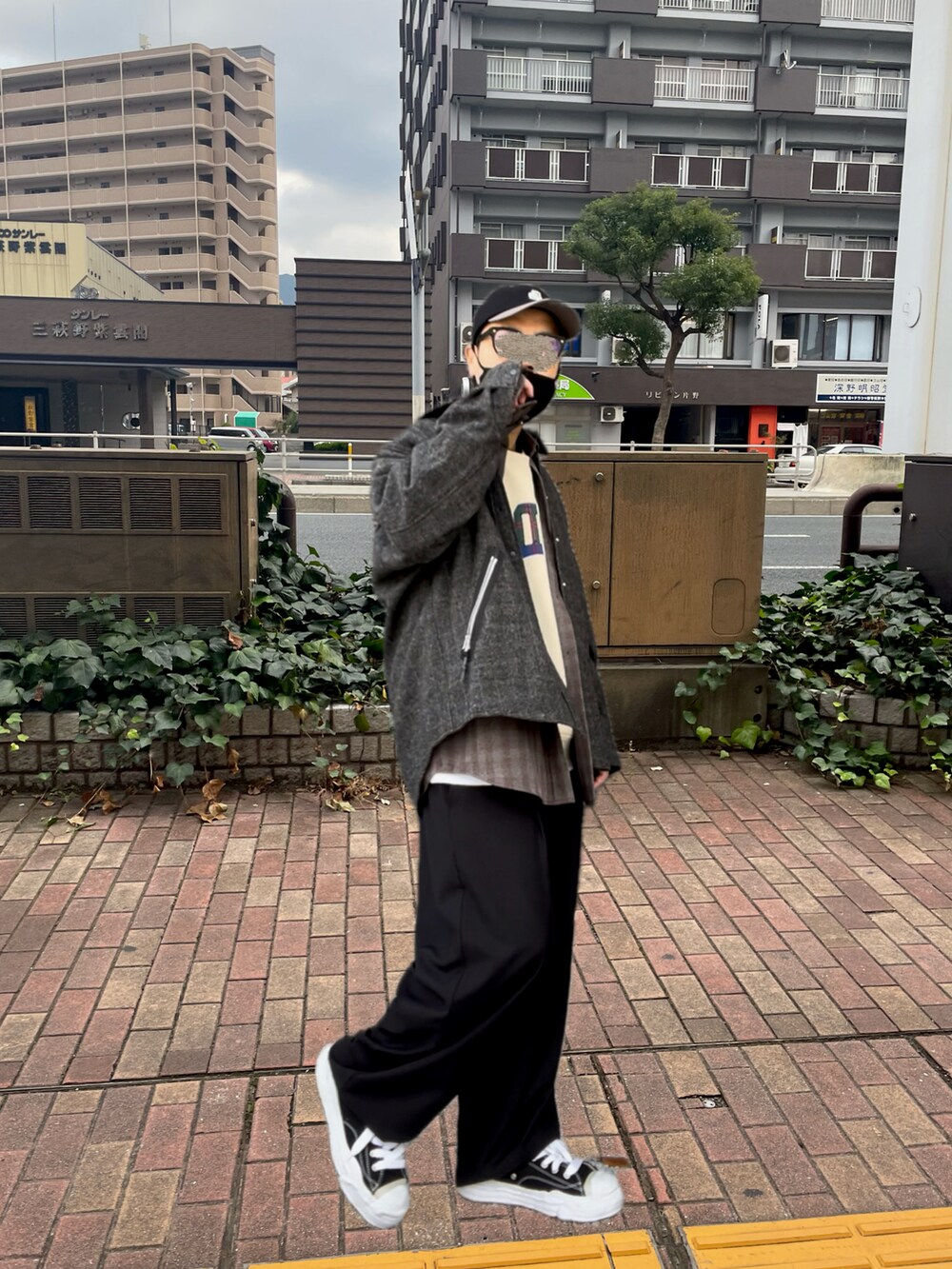 ブラック系のその他パンツ、ブラック系のスニーカー、グレー系のシャツ/ブラウスを着用したメンズの冬コーディネートの2枚目の写真