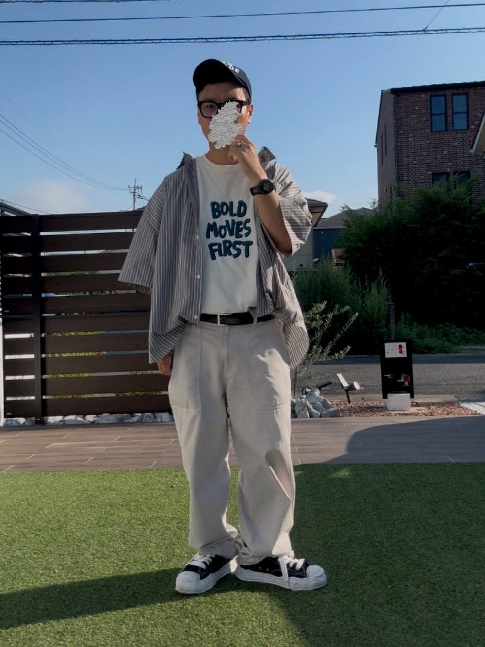 グレー系のシャツ/ブラウス、ホワイト系のTシャツ/カットソー、ベージュ系のその他パンツを着用したメンズの夏コーディネートの3枚目の写真