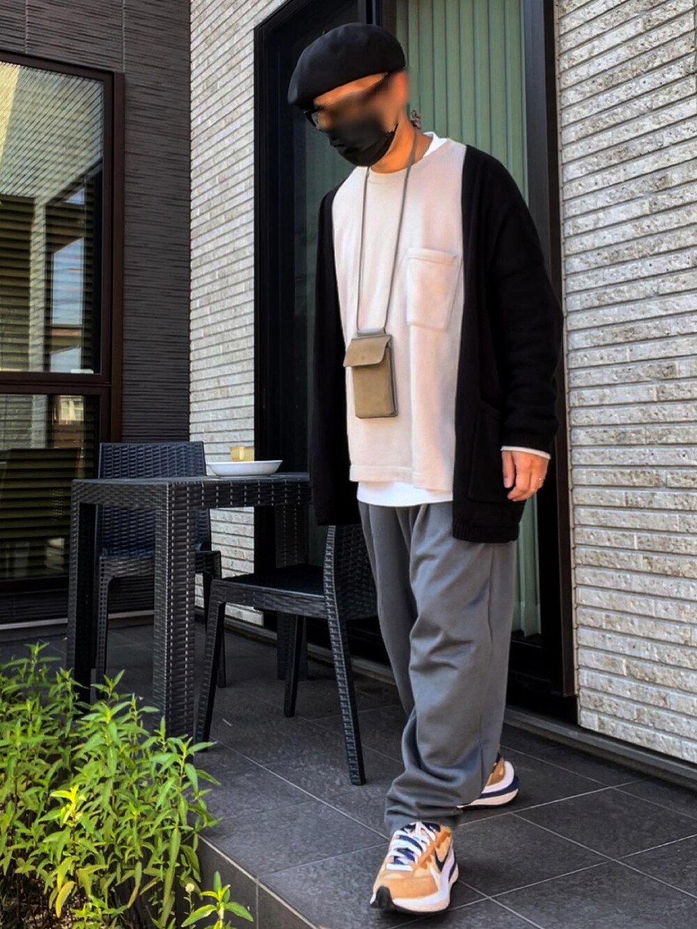 グリーン系のスウェットパンツ、ベージュ系のスニーカー、ベージュ系のTシャツ/カットソーを着用したメンズの夏コーディネートの2枚目の写真