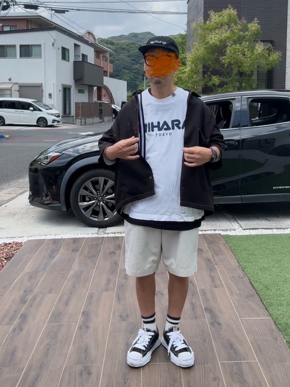 ブラック系のシャツ/ブラウス、ホワイト系のTシャツ/カットソー、ブラック系のスニーカーを着用したメンズの夏コーディネートの2枚目の写真