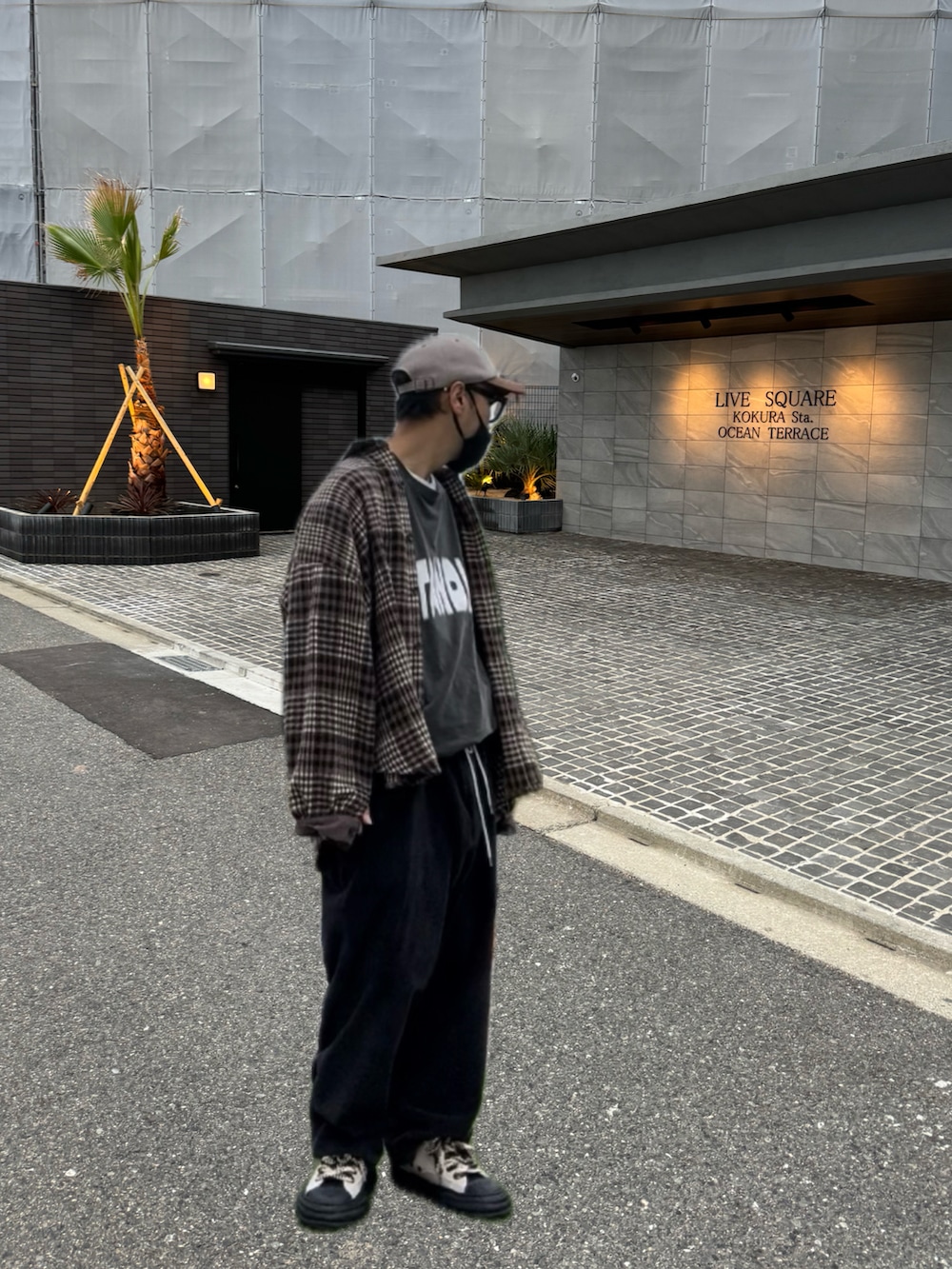 ブラウン系のシャツ/ブラウス、ホワイト系のTシャツ/カットソー、ベージュ系のスニーカーを着用したメンズの秋コーディネートの2枚目の写真