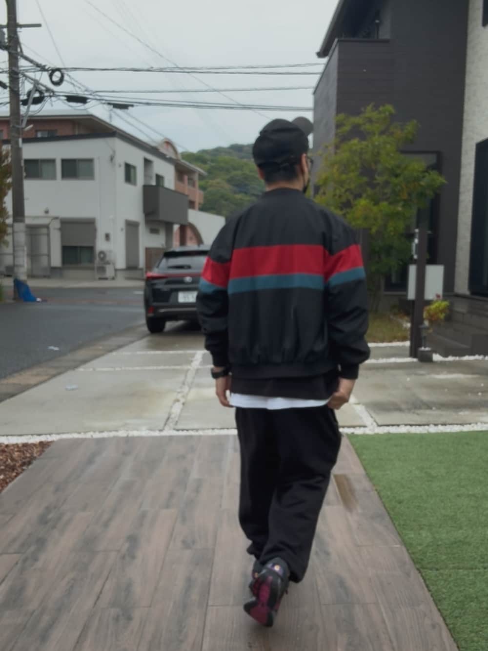 ブラック系のスニーカー、ブラック系のTシャツ/カットソー、ブラック系のデジタル腕時計を着用したメンズの春コーディネートの2枚目の写真