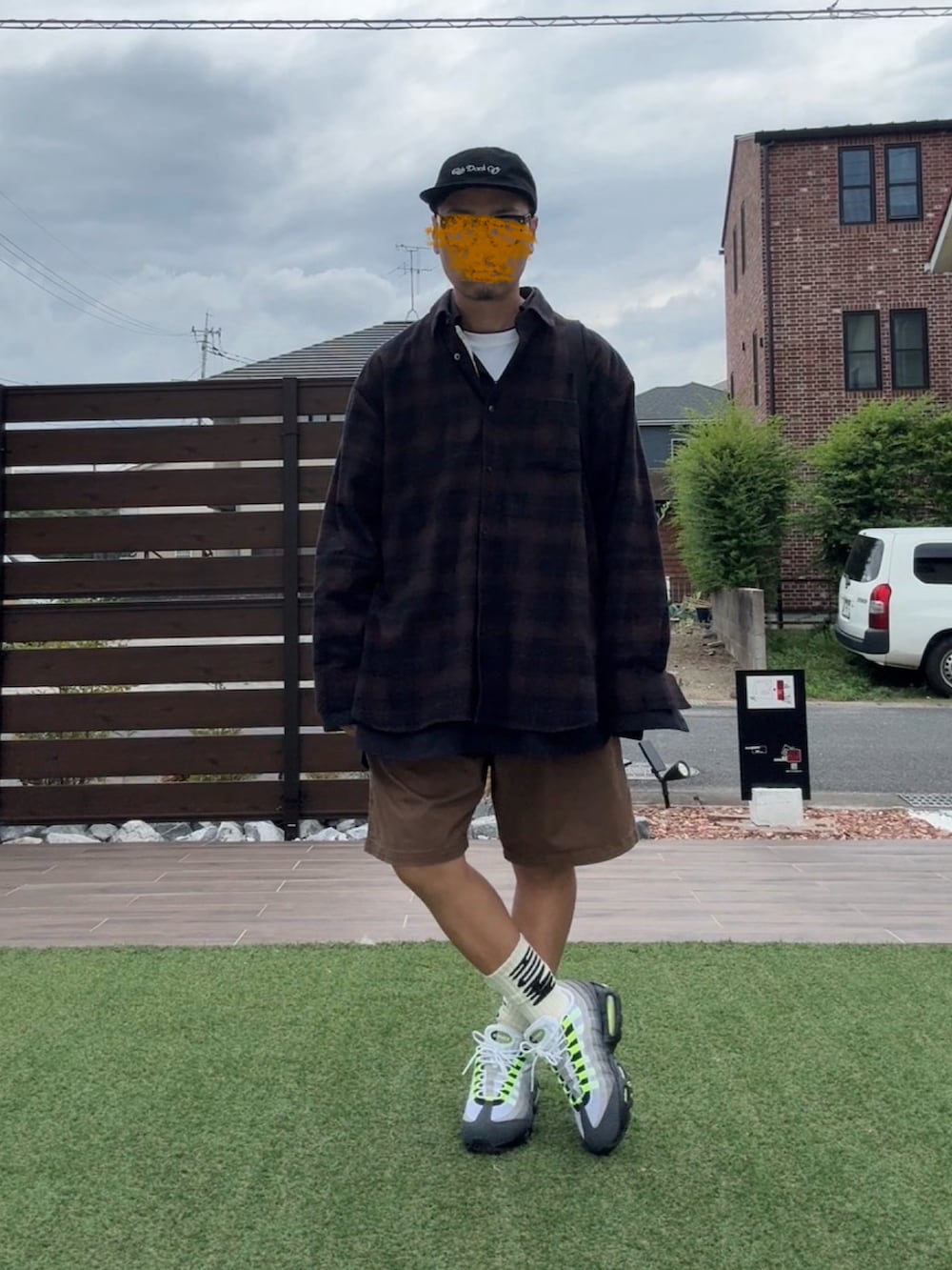 グレー系のスニーカー、ブラウン系のシャツ/ブラウス、ブラウン系のその他パンツを着用したメンズの夏コーディネートの2枚目の写真