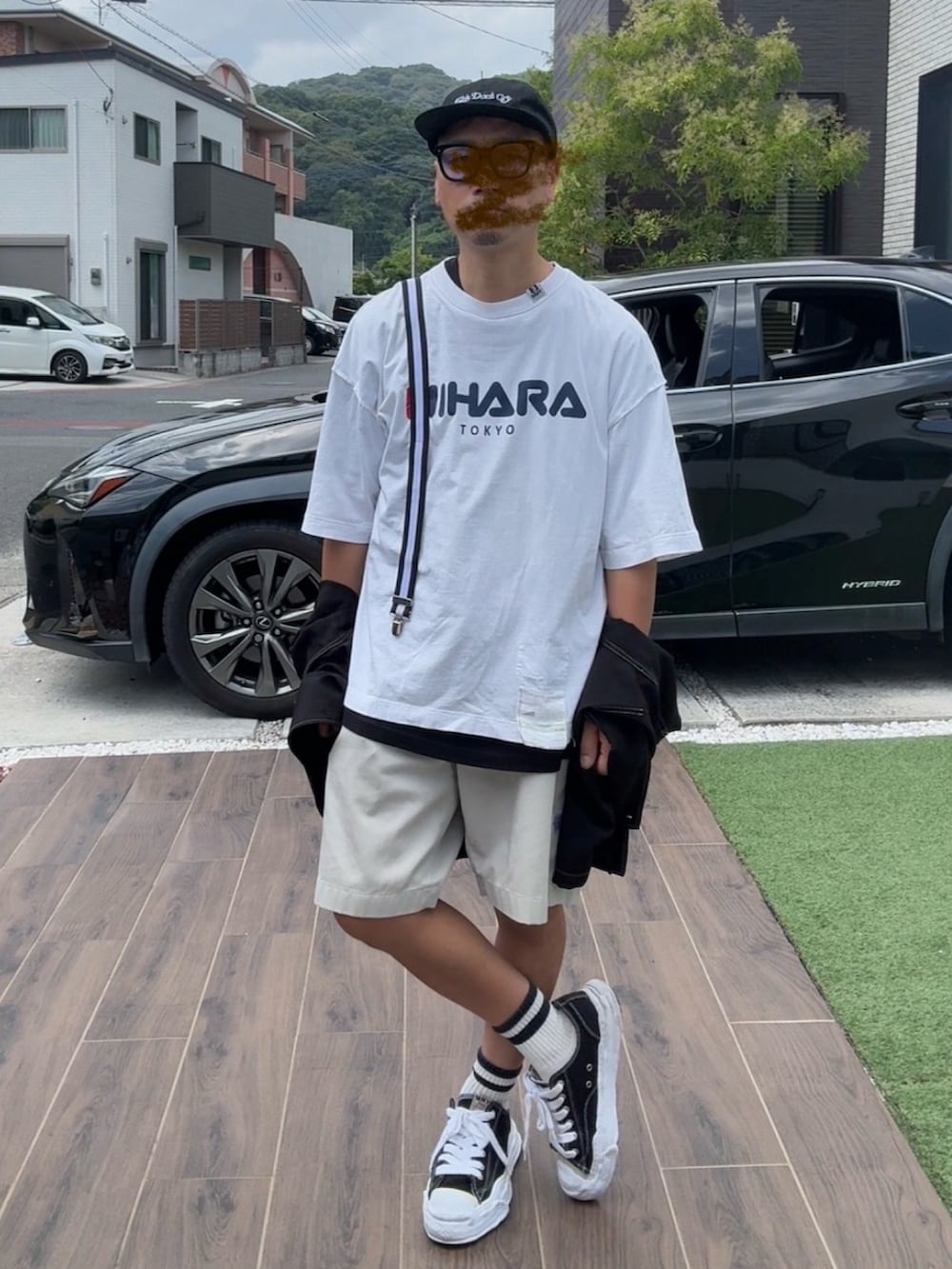 ブラック系のシャツ/ブラウス、ホワイト系のTシャツ/カットソー、ブラック系のスニーカーを着用したメンズの夏コーディネートの3枚目の写真
