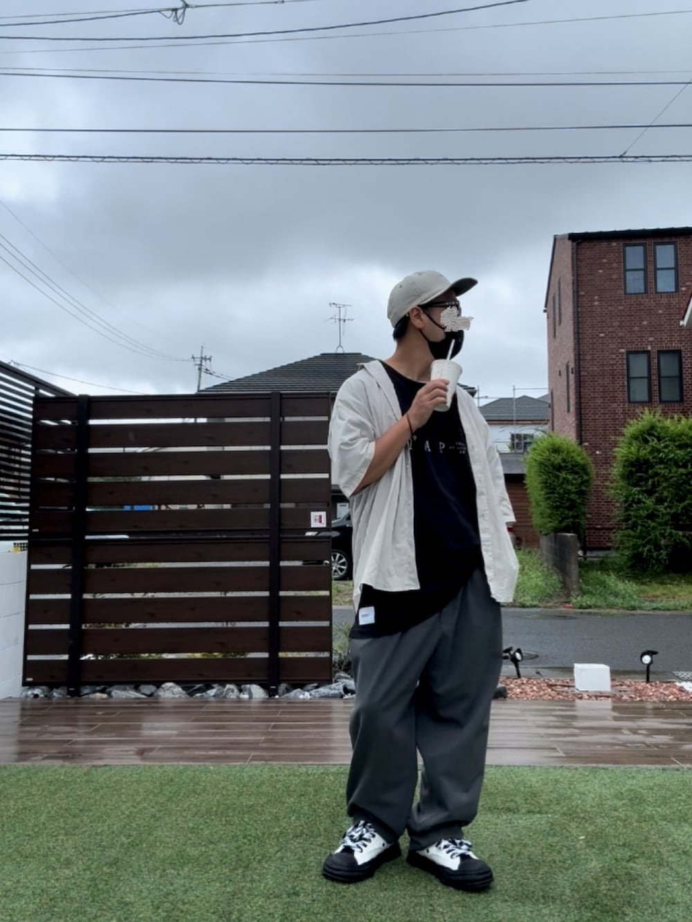 グレー系のシャツ/ブラウス、ブラック系のTシャツ/カットソー、グレー系のスラックスを着用したメンズの秋コーディネートの2枚目の写真