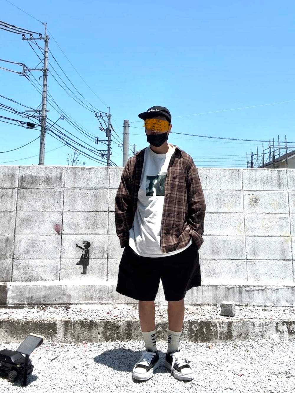 ブラウン系のシャツ/ブラウス、ブラック系のスニーカー、ブラック系のその他パンツを着用したメンズの夏コーディネートの2枚目の写真