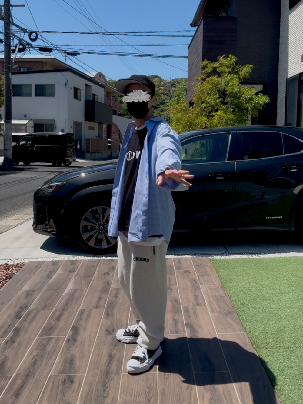 「春服、ストライプシャツ、青、ポケT、黒Tシャツ、ゆるコーデ、シャツ、オーバーサイズ、スニーカー男子、スウェットパンツ、大きいサイズメンズ、春、キャップ、メガネ男子、UG」｜「UNCORDの【UNCORD】LOGO SWEAT PANTS/ロゴスウェットパンツ（スウェットパンツ、ベージュ系）」を使った、☆m(@s@)shi★さん（メンズ・168cm）の春コーディネートの2枚目の写真