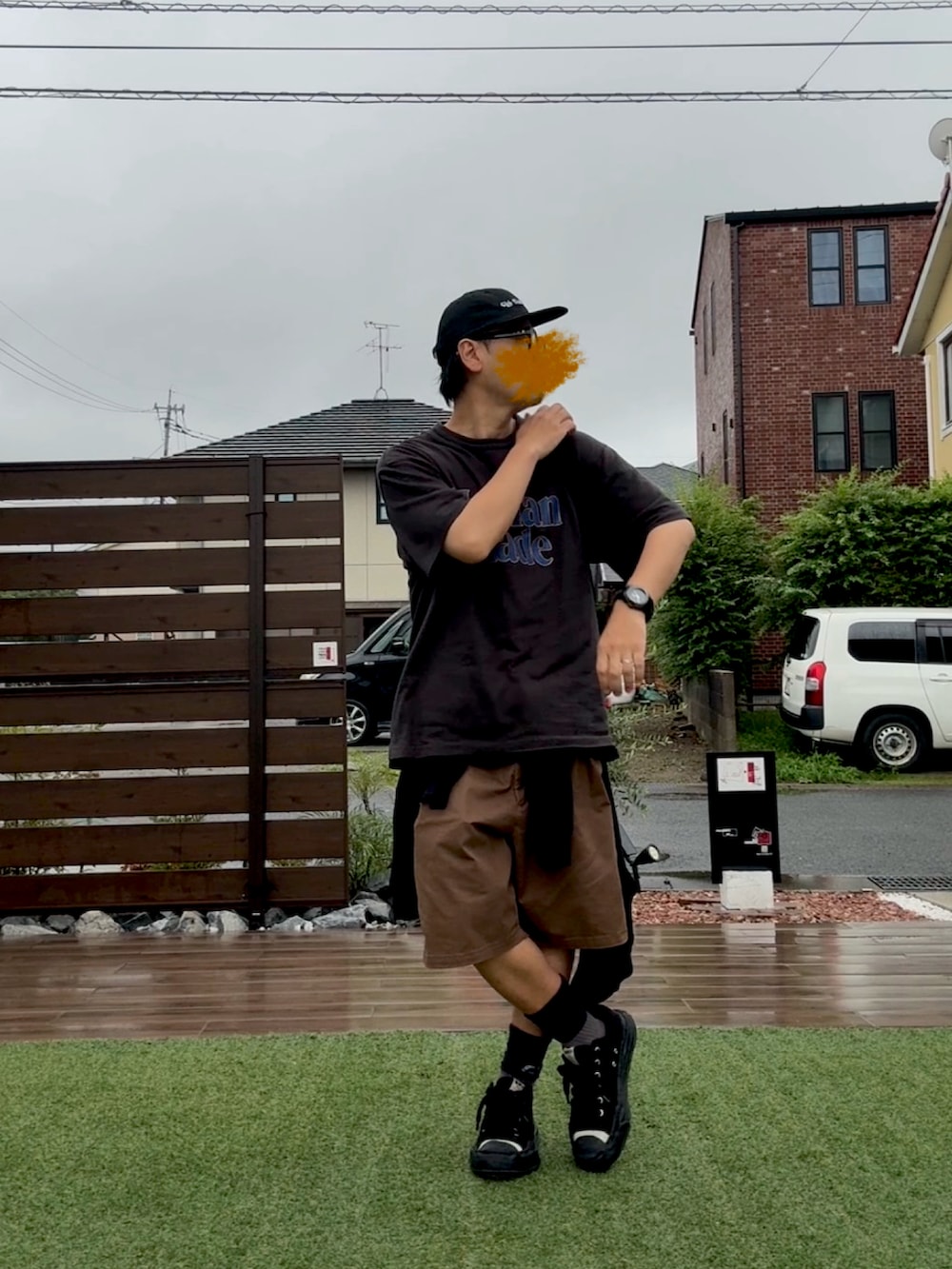ブラック系のスニーカー、ブラック系のTシャツ/カットソー、ブラック系のスタジャンを着用したメンズの夏コーディネートの2枚目の写真