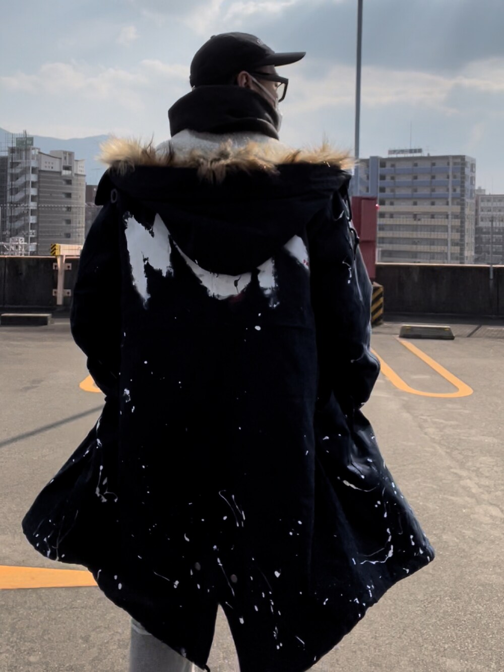 ブラック系のパーカー、グレー系のスウェットパンツ、グレー系のスニーカーを着用したメンズの冬コーディネートの3枚目の写真