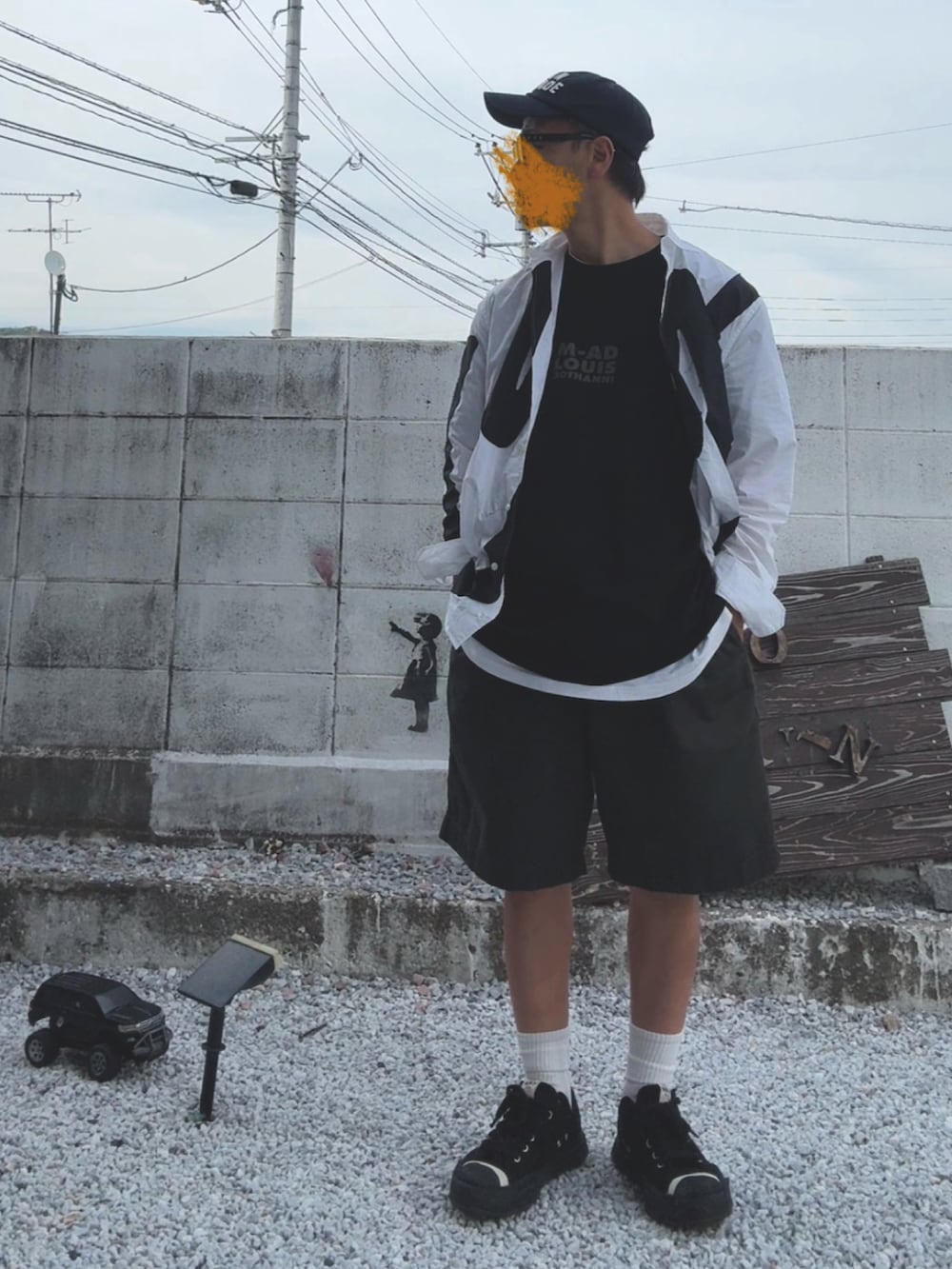 ホワイト系のシャツ/ブラウス、ブラック系のスニーカー、ブラック系のTシャツ/カットソーを着用したメンズの夏コーディネートの2枚目の写真
