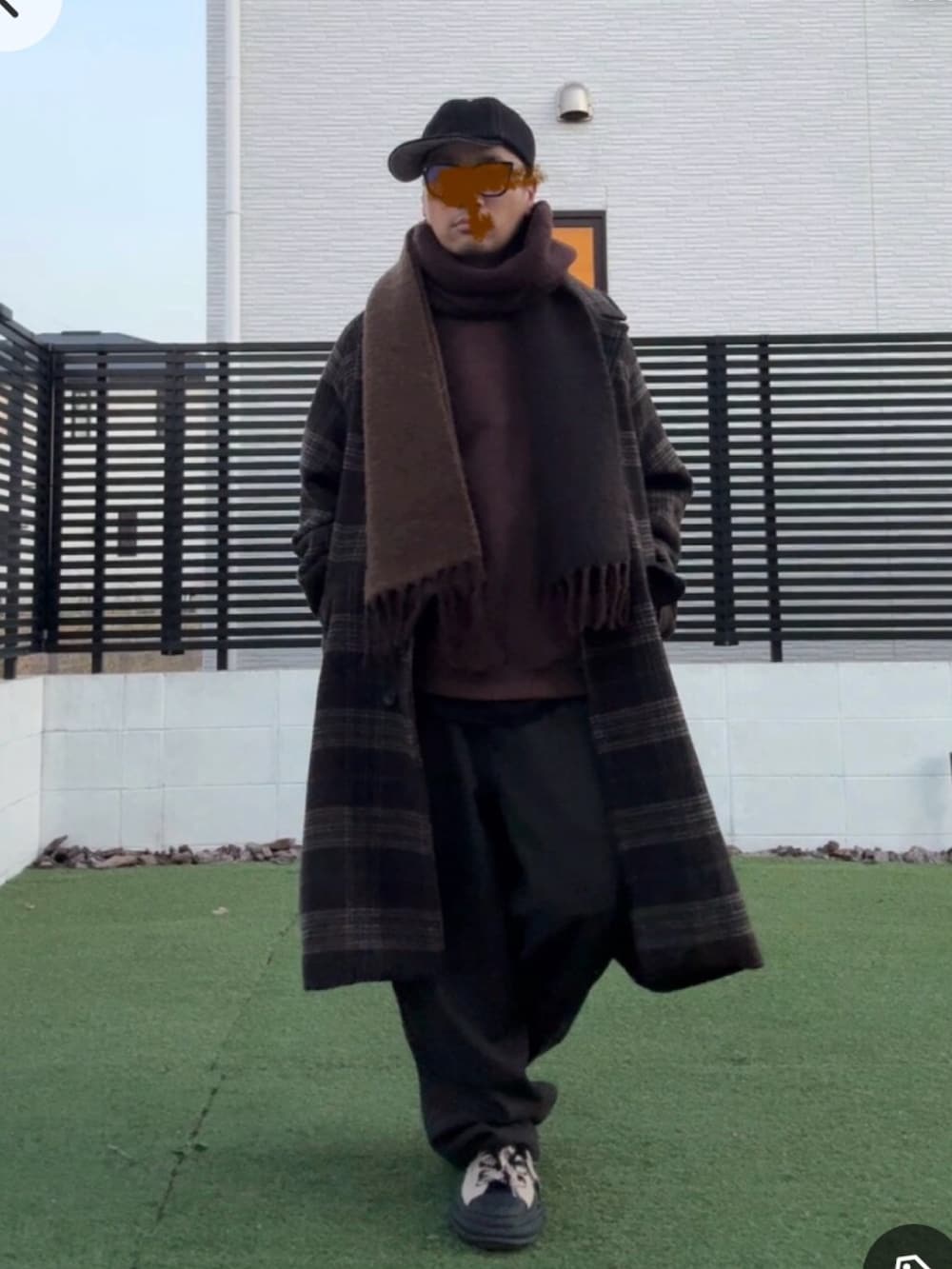 ブラウン系のスウェット、ブラウン系のチェスターコート、ブラウン系のスウェットパンツを着用したメンズの冬コーディネートの2枚目の写真