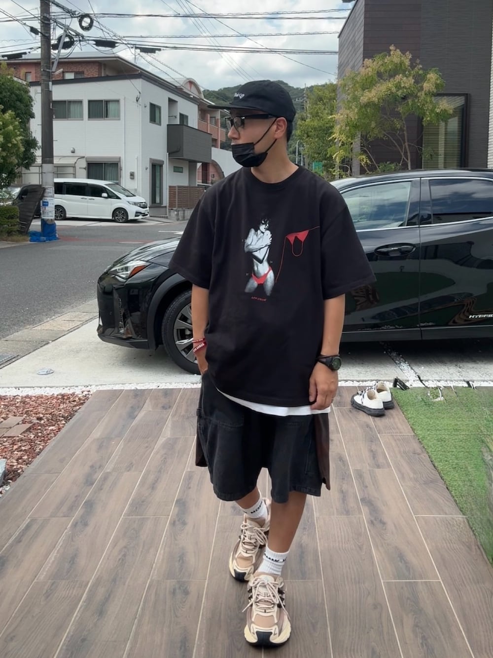 ブラック系のTシャツ/カットソー、ブラック系のデニムパンツ、ブラック系のスニーカーを着用したメンズの夏コーディネートの3枚目の写真