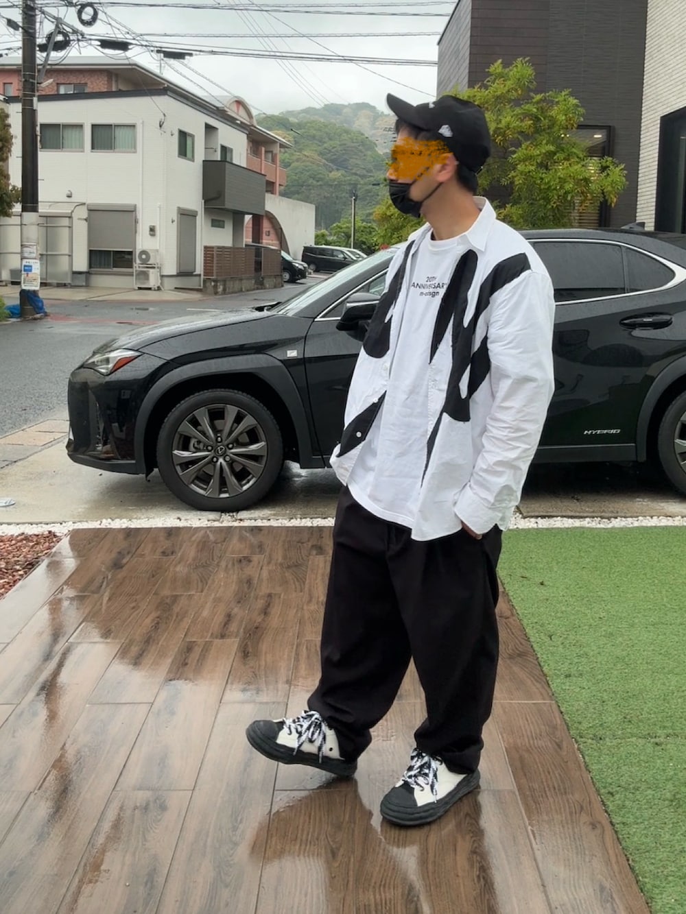 ホワイト系のシャツ/ブラウス、ホワイト系のTシャツ/カットソー、ブラック系のスラックスを着用したメンズの夏コーディネートの3枚目の写真