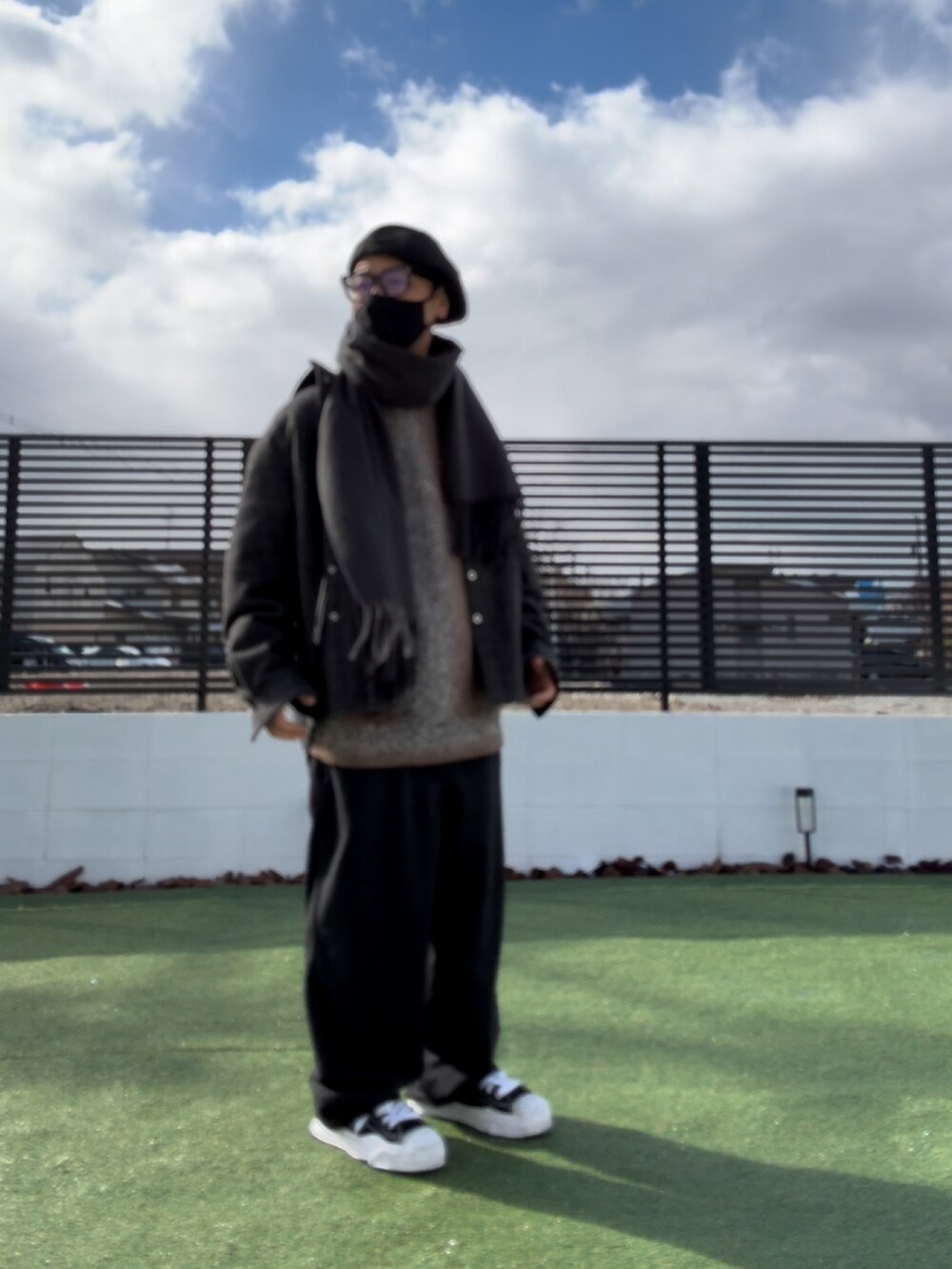 ブラック系のスニーカー、ブラック系のその他パンツ、ブラウン系のニット/セーターを着用したメンズの冬コーディネートの3枚目の写真